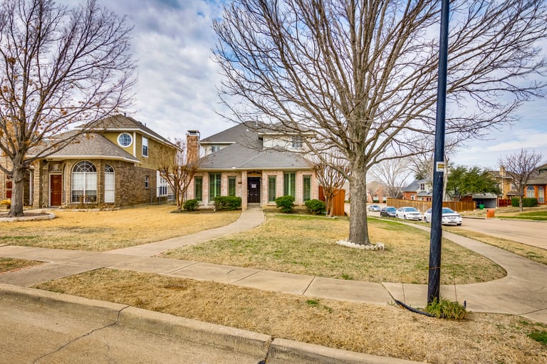 Photo 4 of 26 - 2251 Dallas Dr, Carrollton, TX 75006