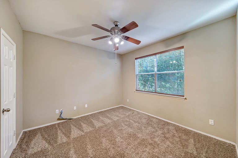 Photo 31 of 35 - 7929 Stansfield Dr, Fort Worth, TX 76137