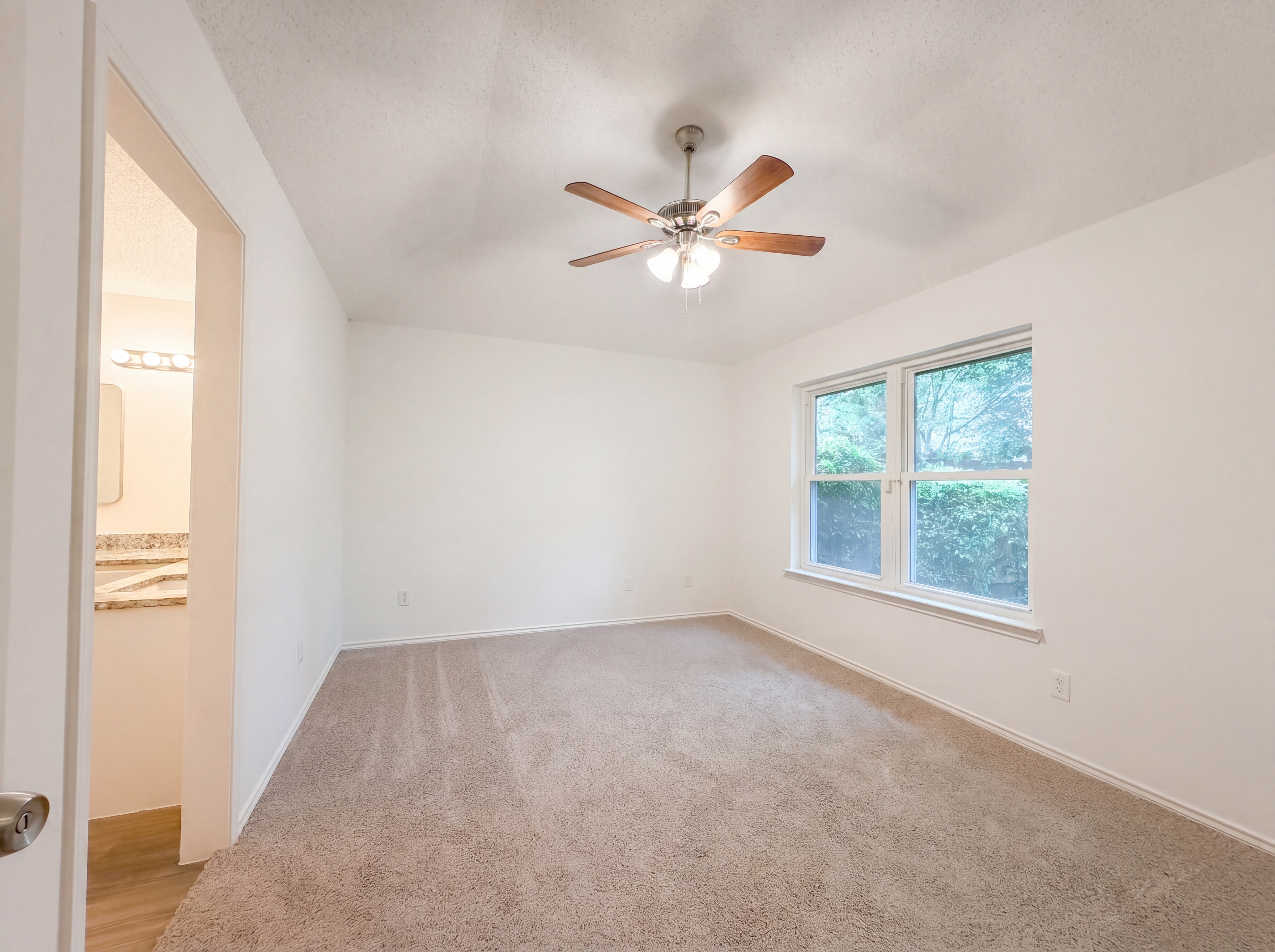 Photo 4 of 19 of 3628 Riverhead Dr, Arlington, TX