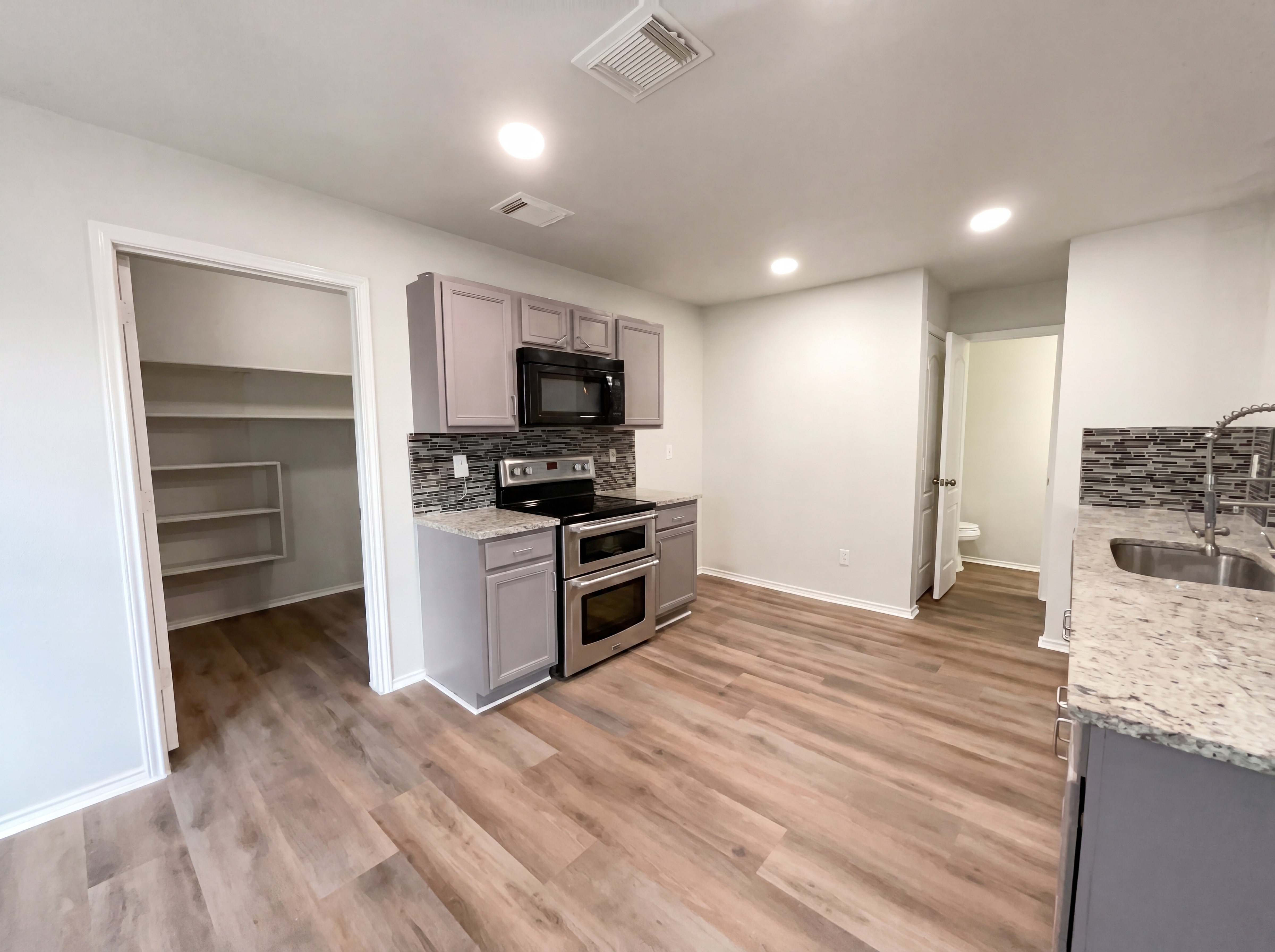 Photo 8 of 21 of 11010 Vollmer Ln, San Antonio, TX