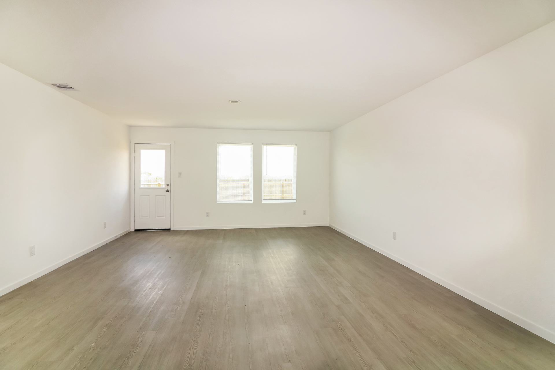 Photo 10 of 27 of 109 Meadowbrook Dr, Odem, TX
