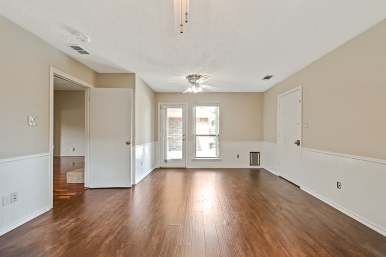 Photo 3 of 31 - 702 Meadowglen Cir, Coppell, TX 75019