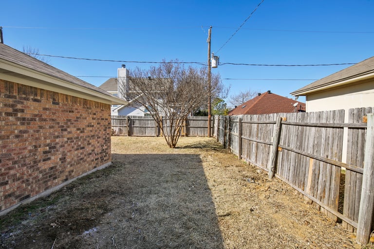 Photo 25 of 29 - 6800 Running Creek Dr, Arlington, TX 76001