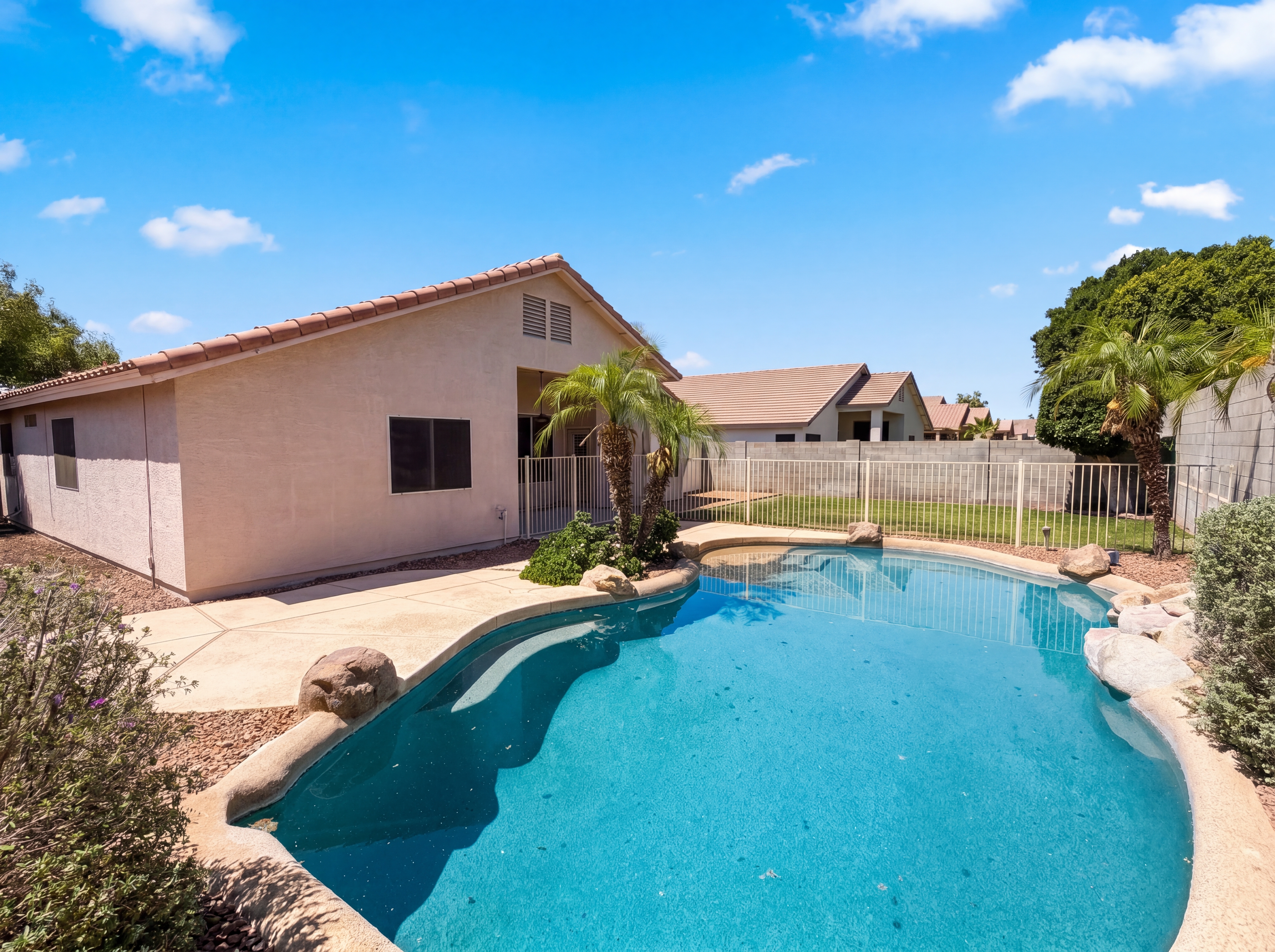 Photo 5 of 32 of 7908 W Deanna Dr, Peoria, AZ