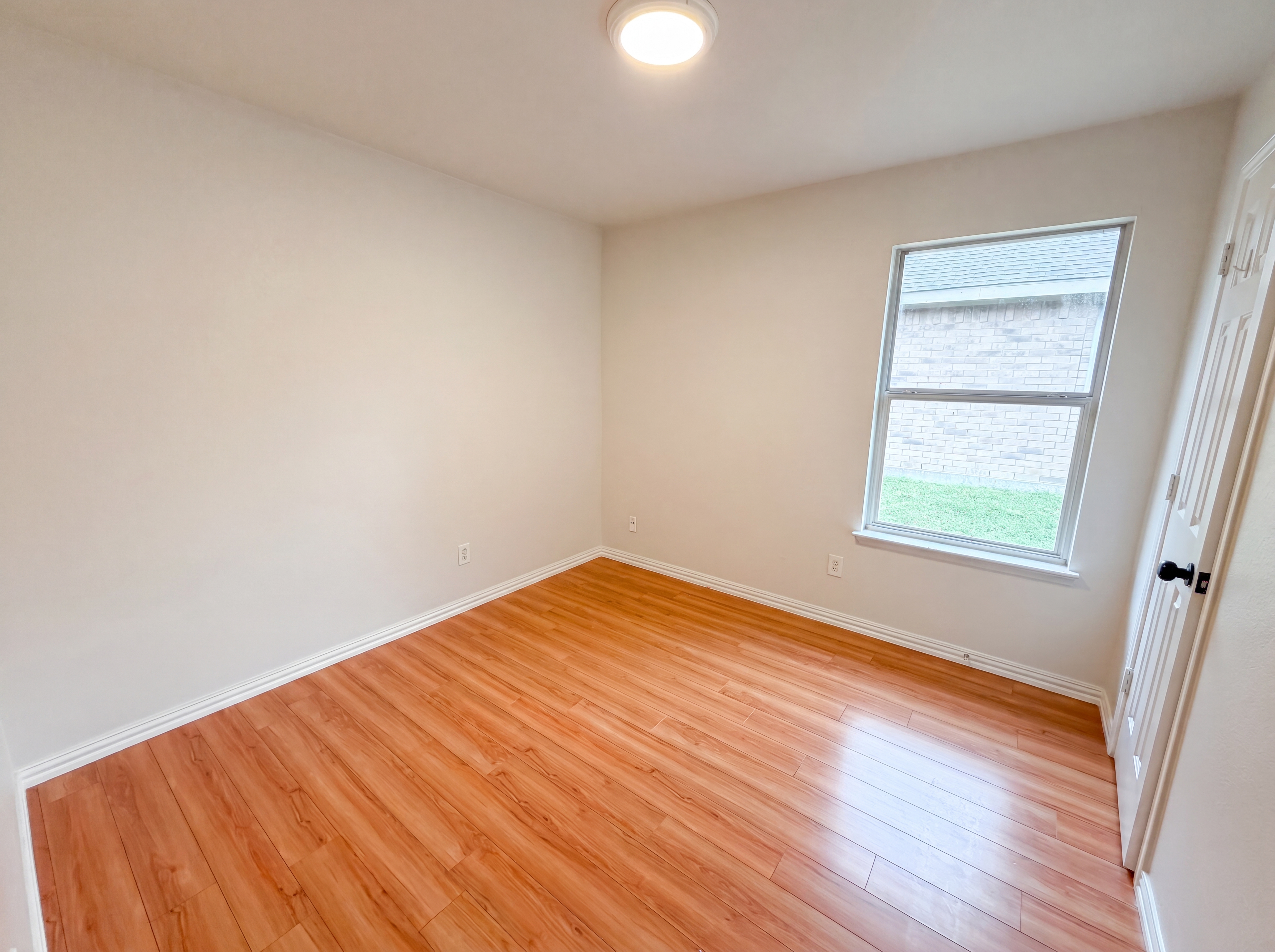 Photo 4 of 19 of 111 Forest Park Ln, Red Oak, TX