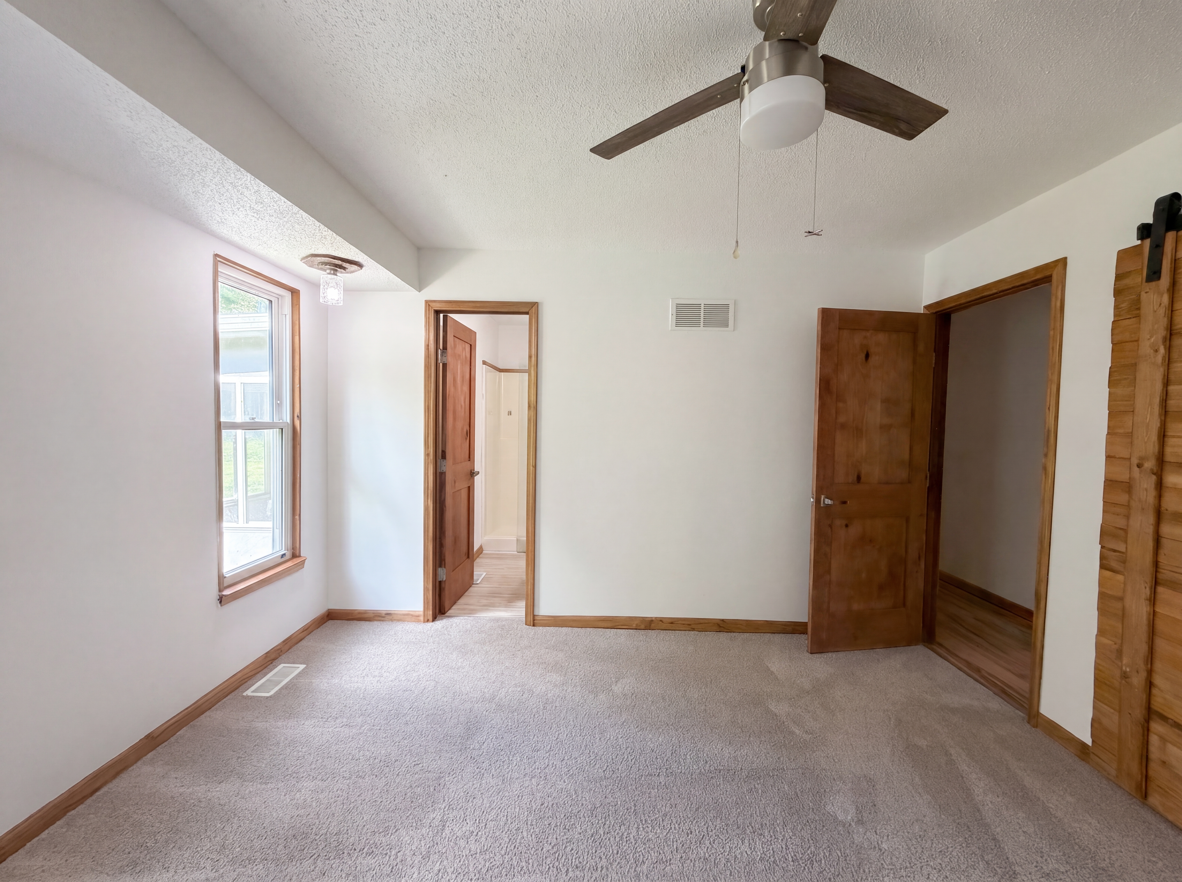Photo 8 of 19 of 2808 NE 39th St, Kansas City, MO