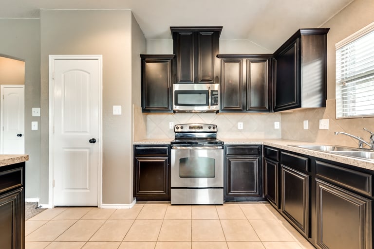 Photo 2 of 32 - 890 Lancashire Ln, Aubrey, TX 76227