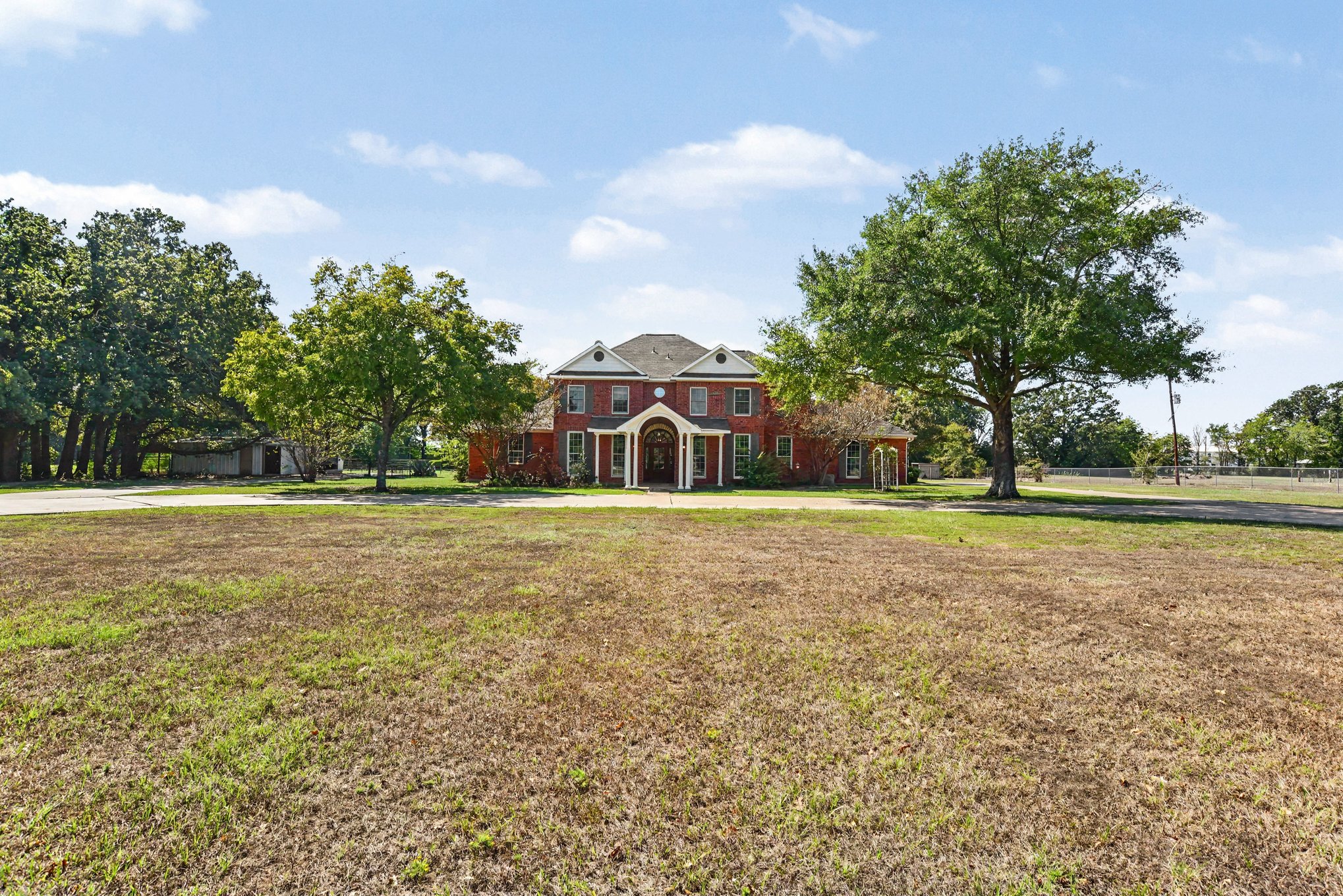 Photo 2 of 28 of 8304 Karen Ln, Terrell, TX