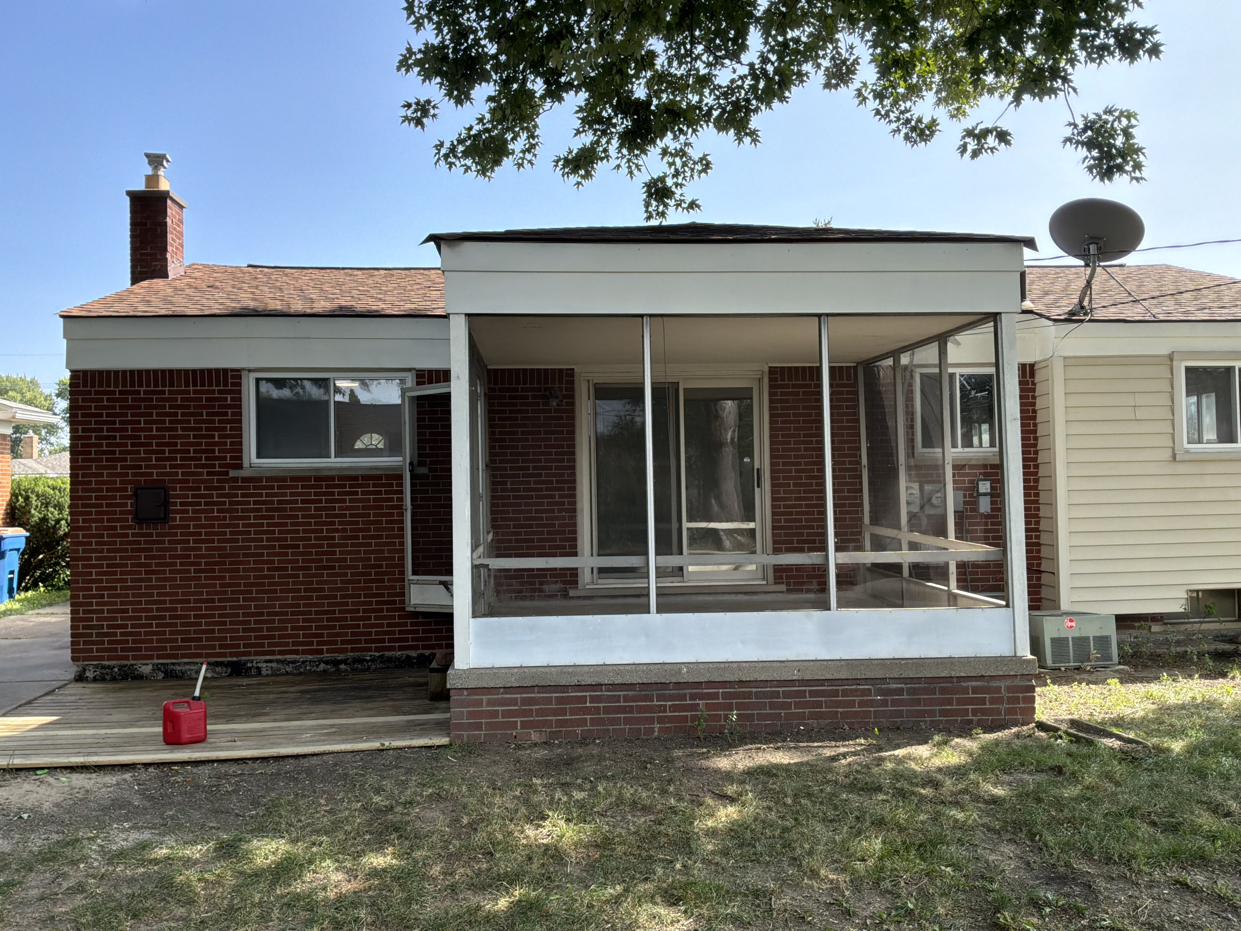 Photo 5 of 21 of 8507 Darlene St, Warren, MI