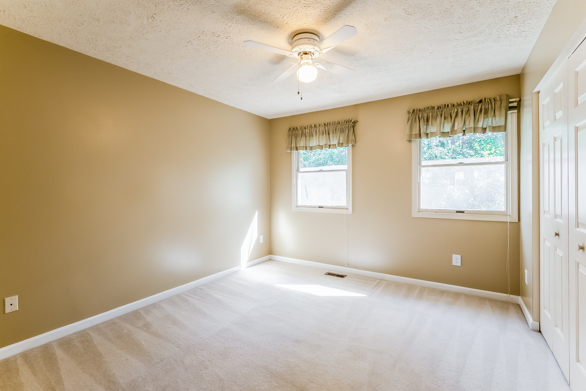 Photo 26 of 31 of 15074 Barkwood Dr, Woodbridge, VA