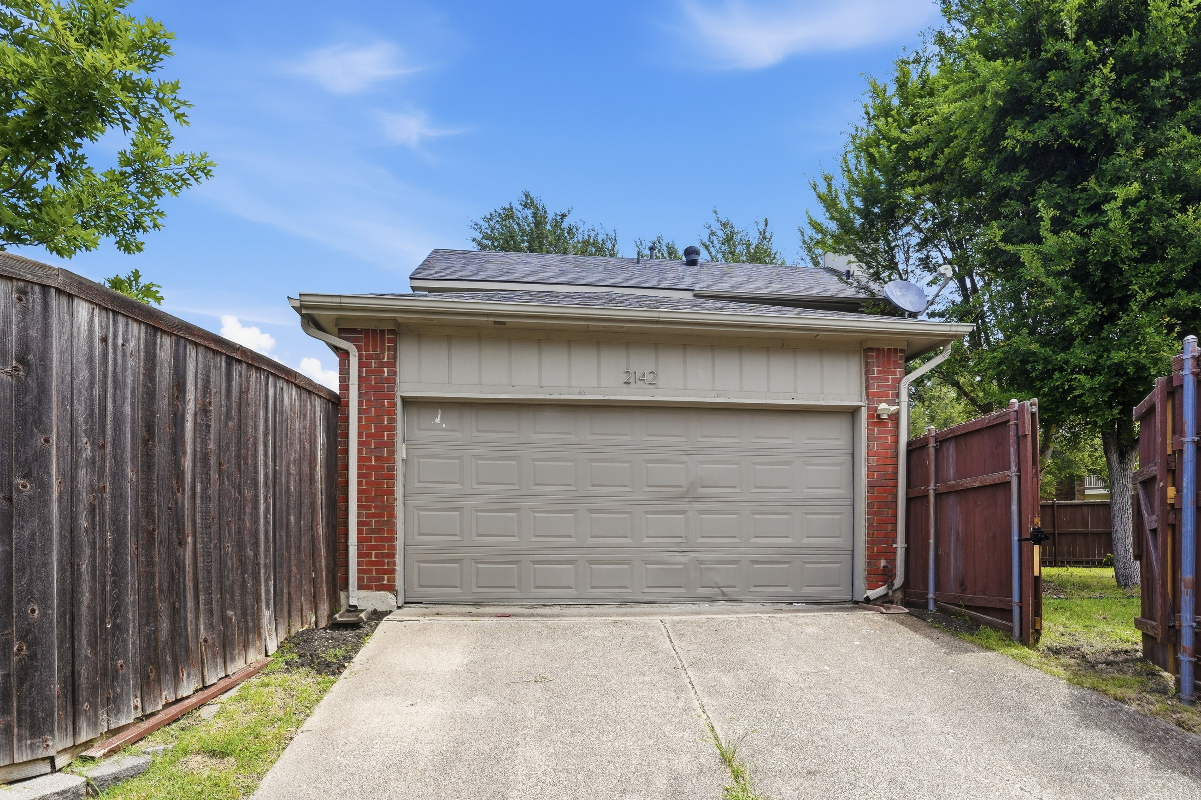 Photo 6 of 31 of 2142 Falcon Ridge Dr, Carrollton, TX