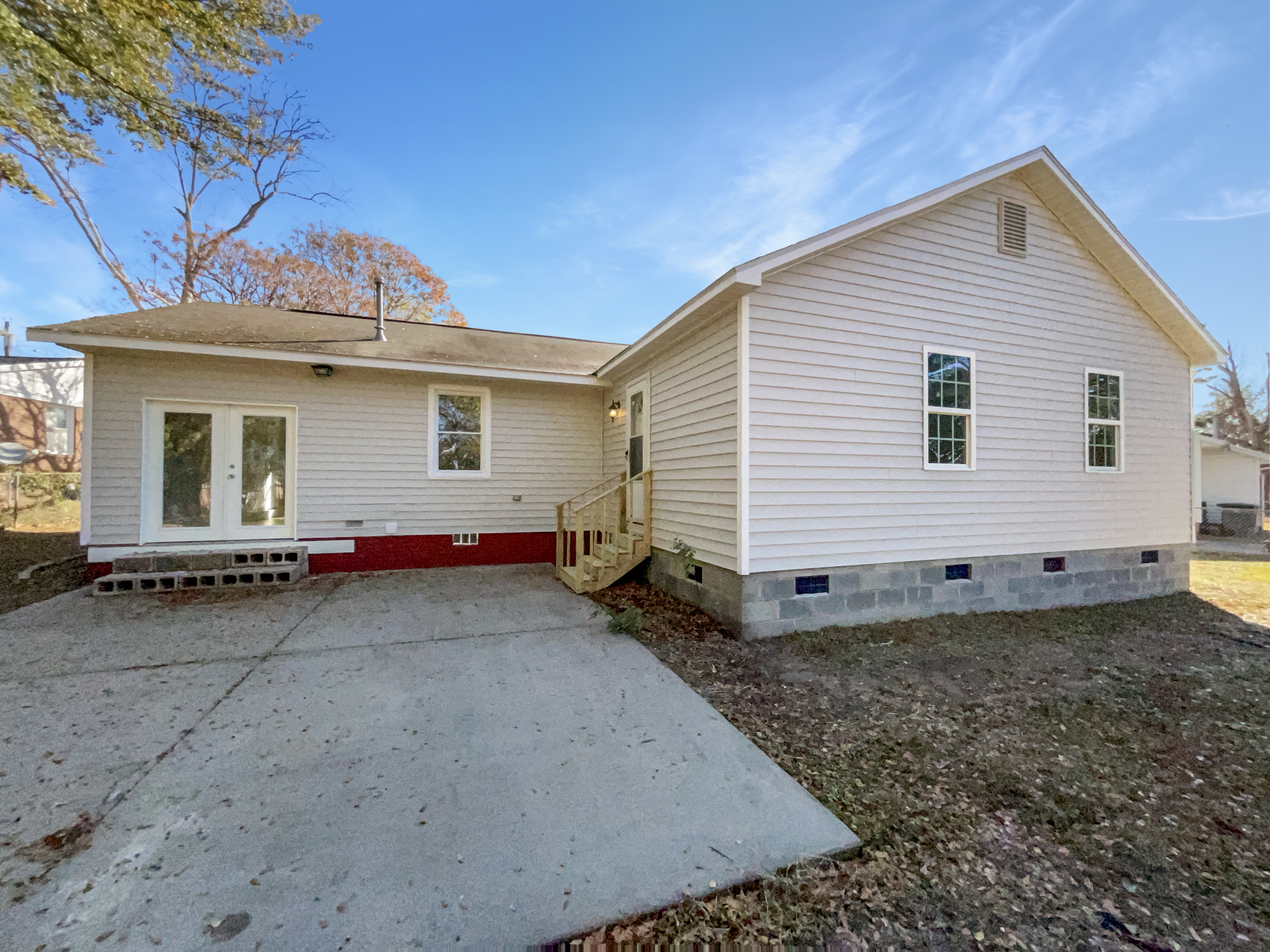 Photo 5 of 18 of 5142 Meadowbrook Dr, Fayetteville, NC