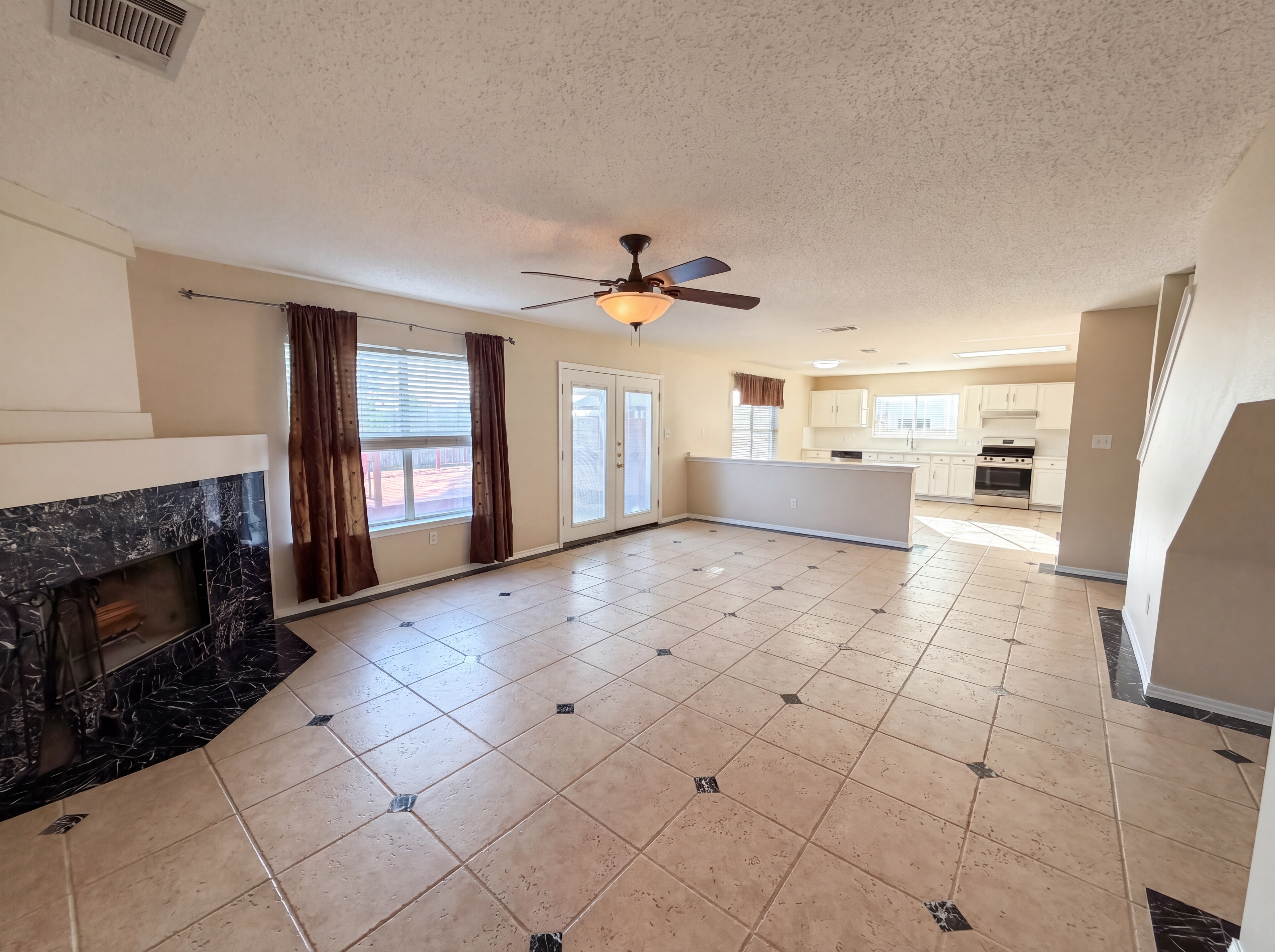 Photo 10 of 22 of 2727 High Point Dr, Round Rock, TX