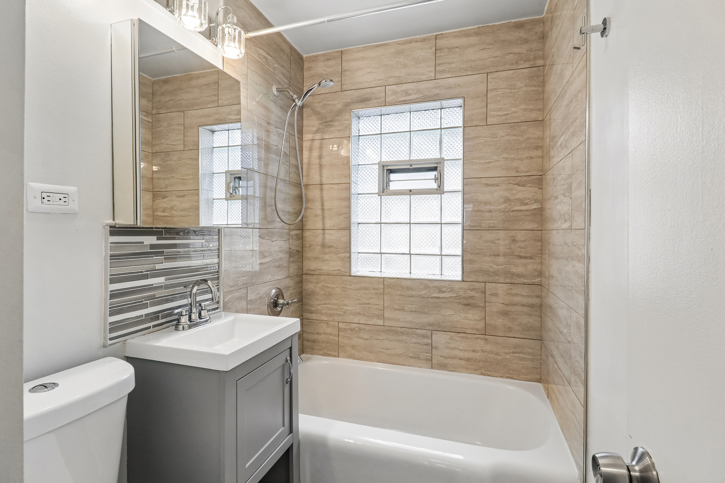 Photo 8 of 41 of 1107 W 101st St, Chicago, IL