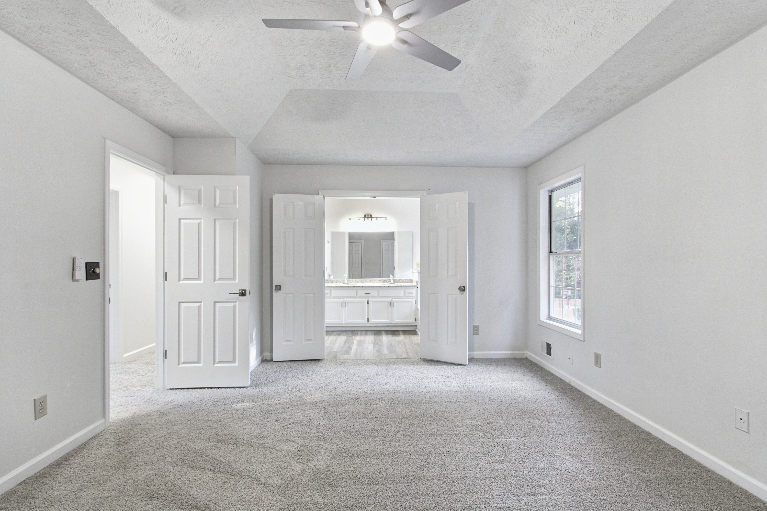 Photo 4 of 34 of 6833 Sarah Jane Ln, Riverdale, GA