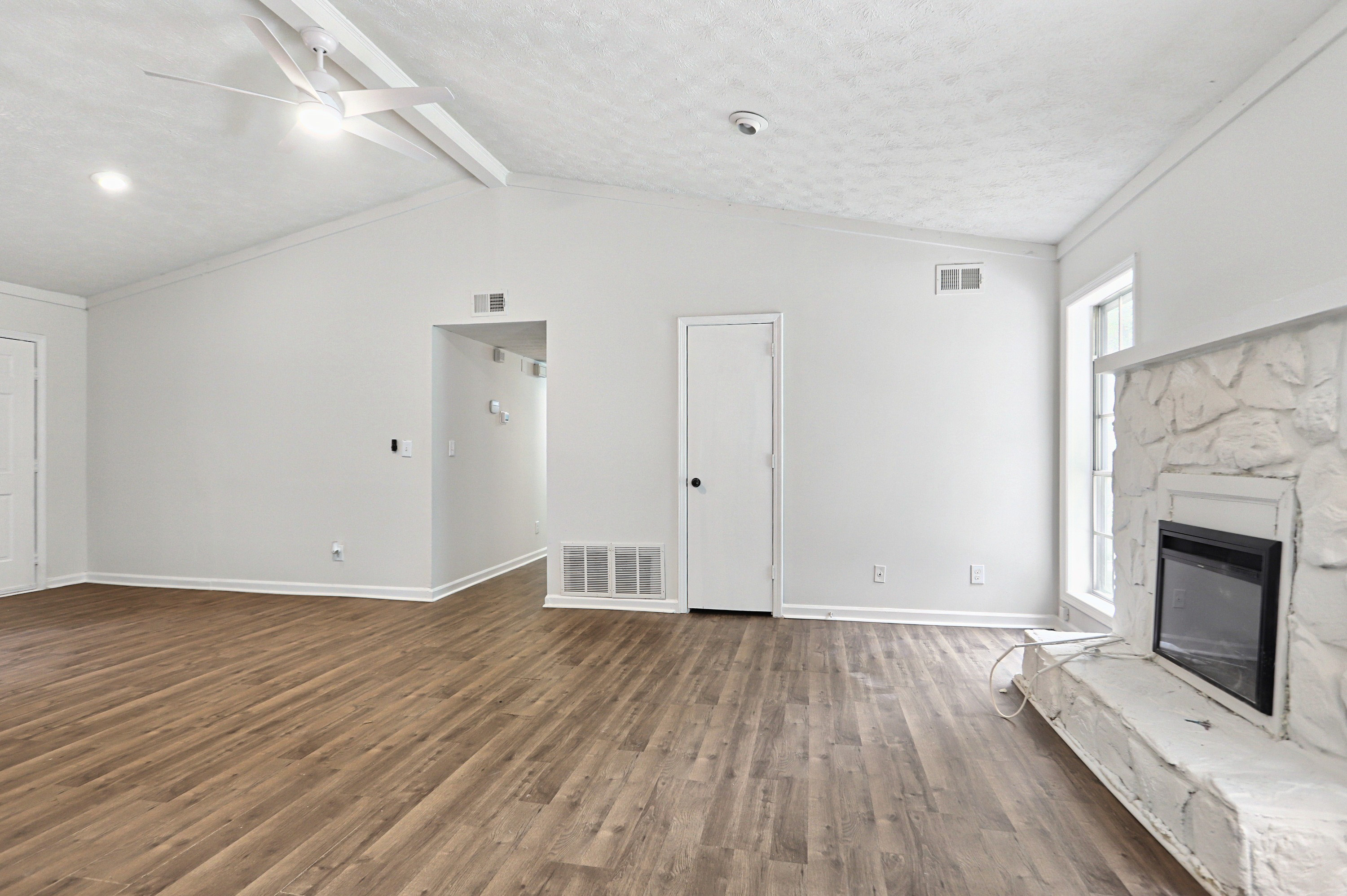 Photo 10 of 31 of 6379 Leverett Dr, Lithonia, GA