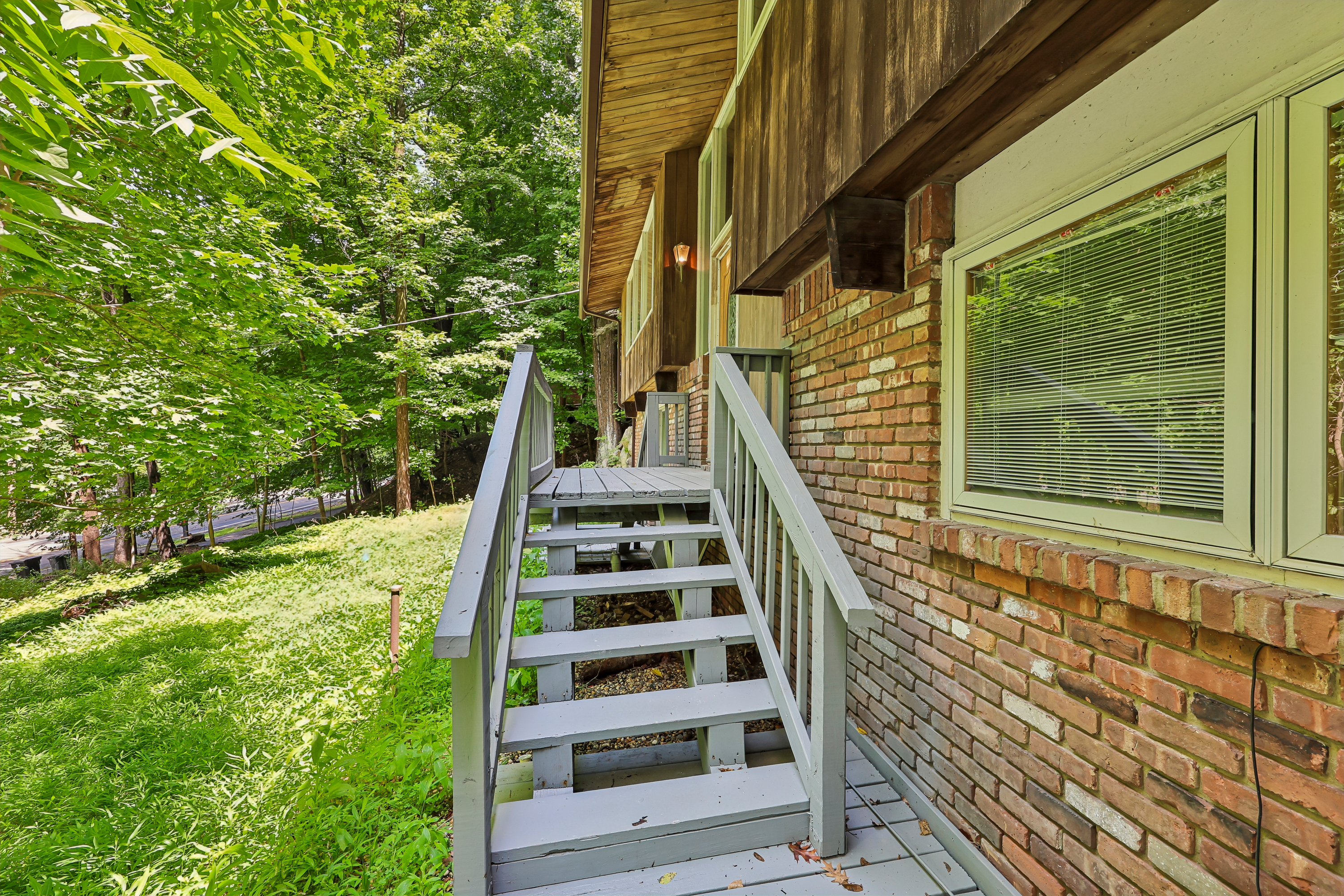 Photo 7 of 31 of 951 Haverstraw Rd, Suffern, NY