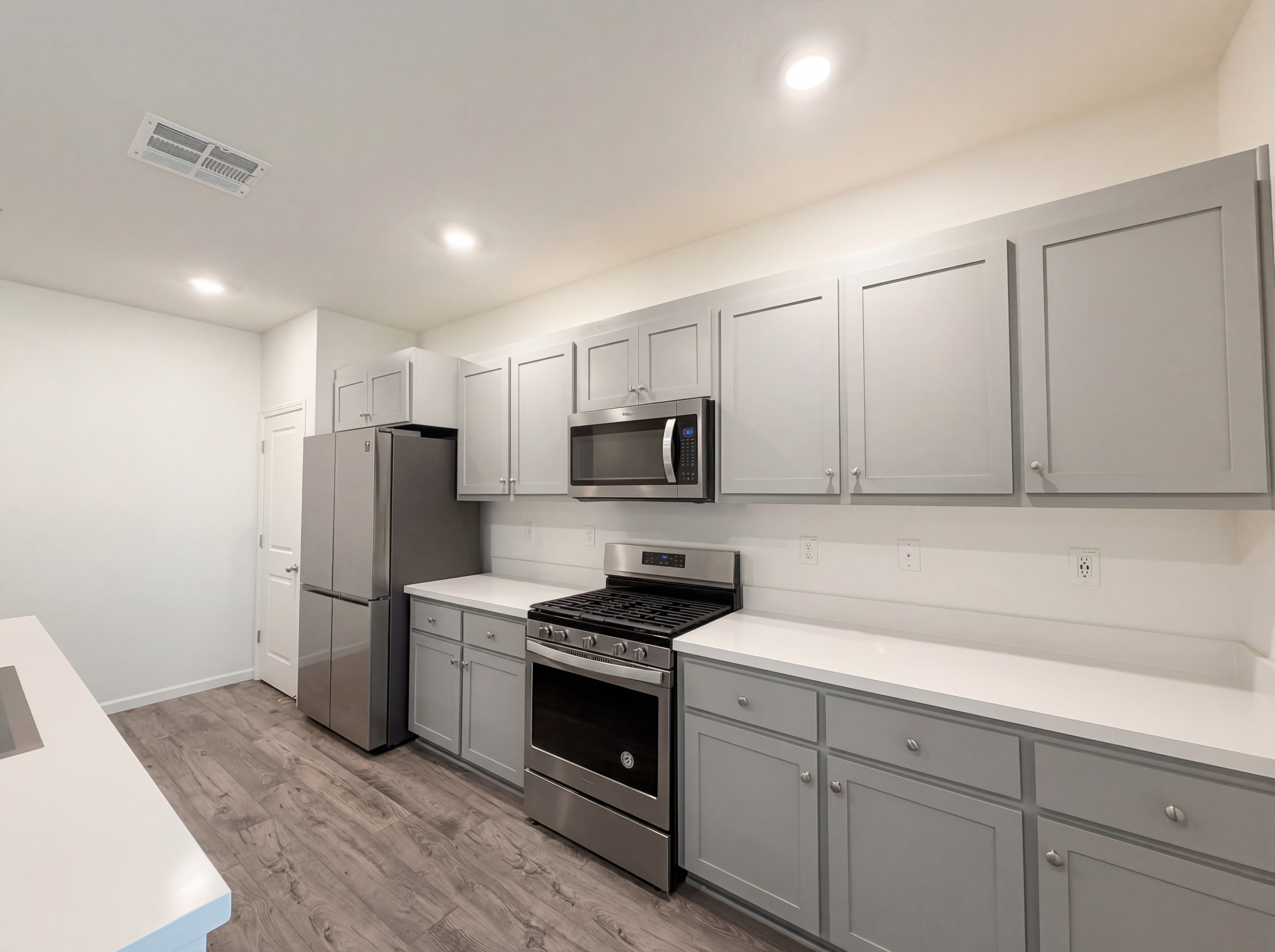 Photo 2 of 31 of 15385 Trolley St, Lathrop, CA