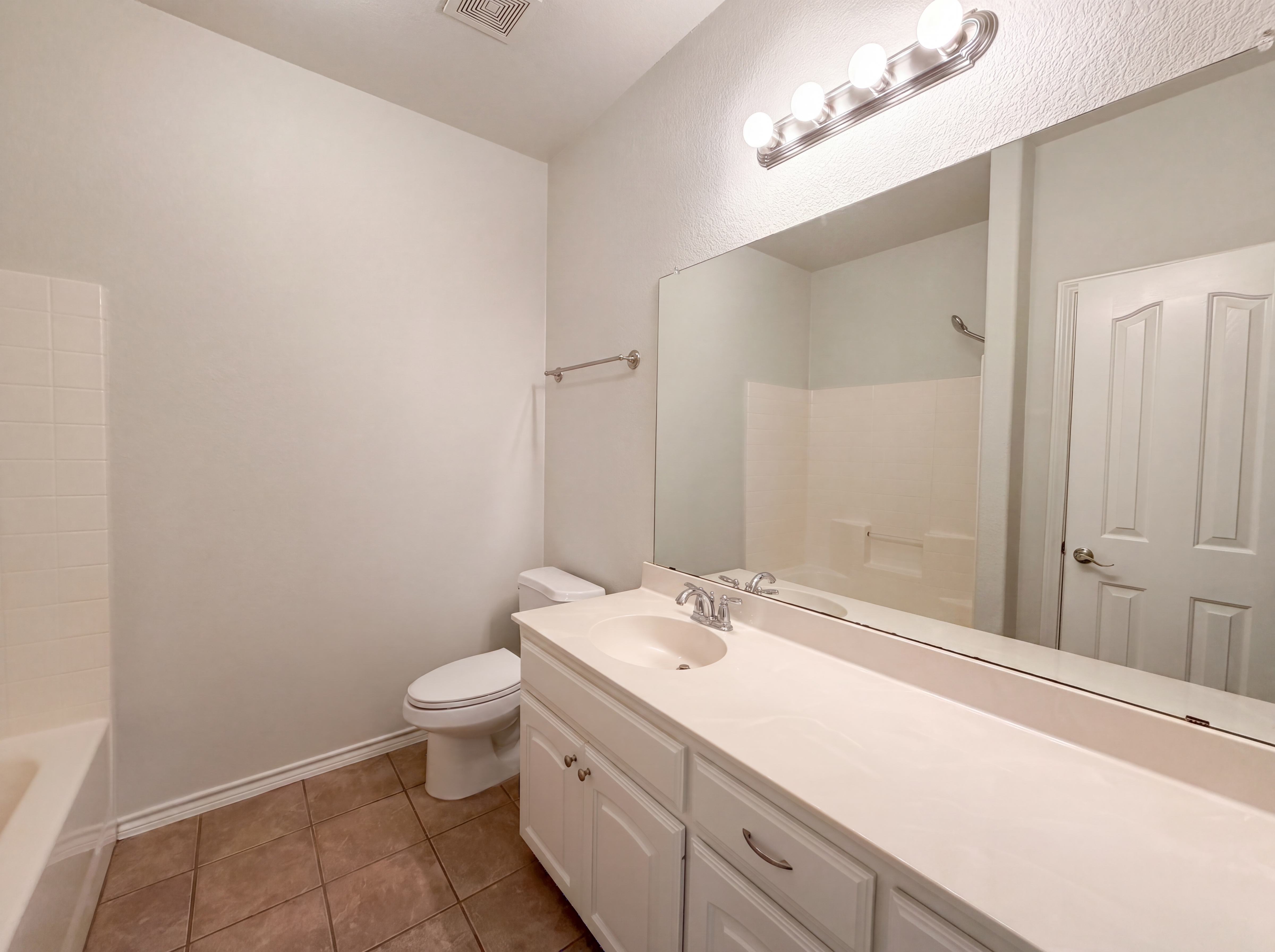 Photo 6 of 26 of 12817 Breckenridge Ct, Fort Worth, TX