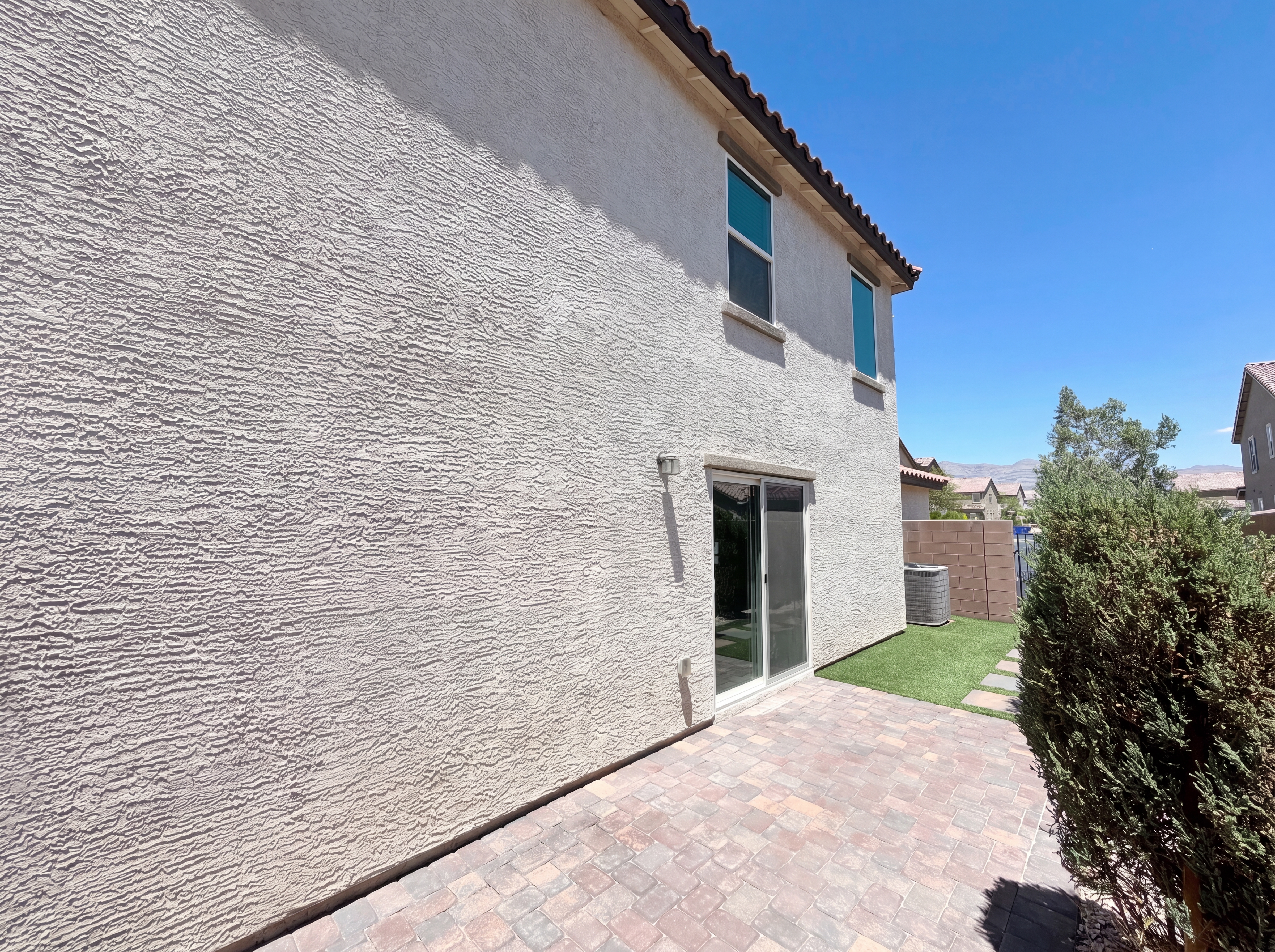 Photo 5 of 43 of 932 E Dorrell Ln, North Las Vegas, NV