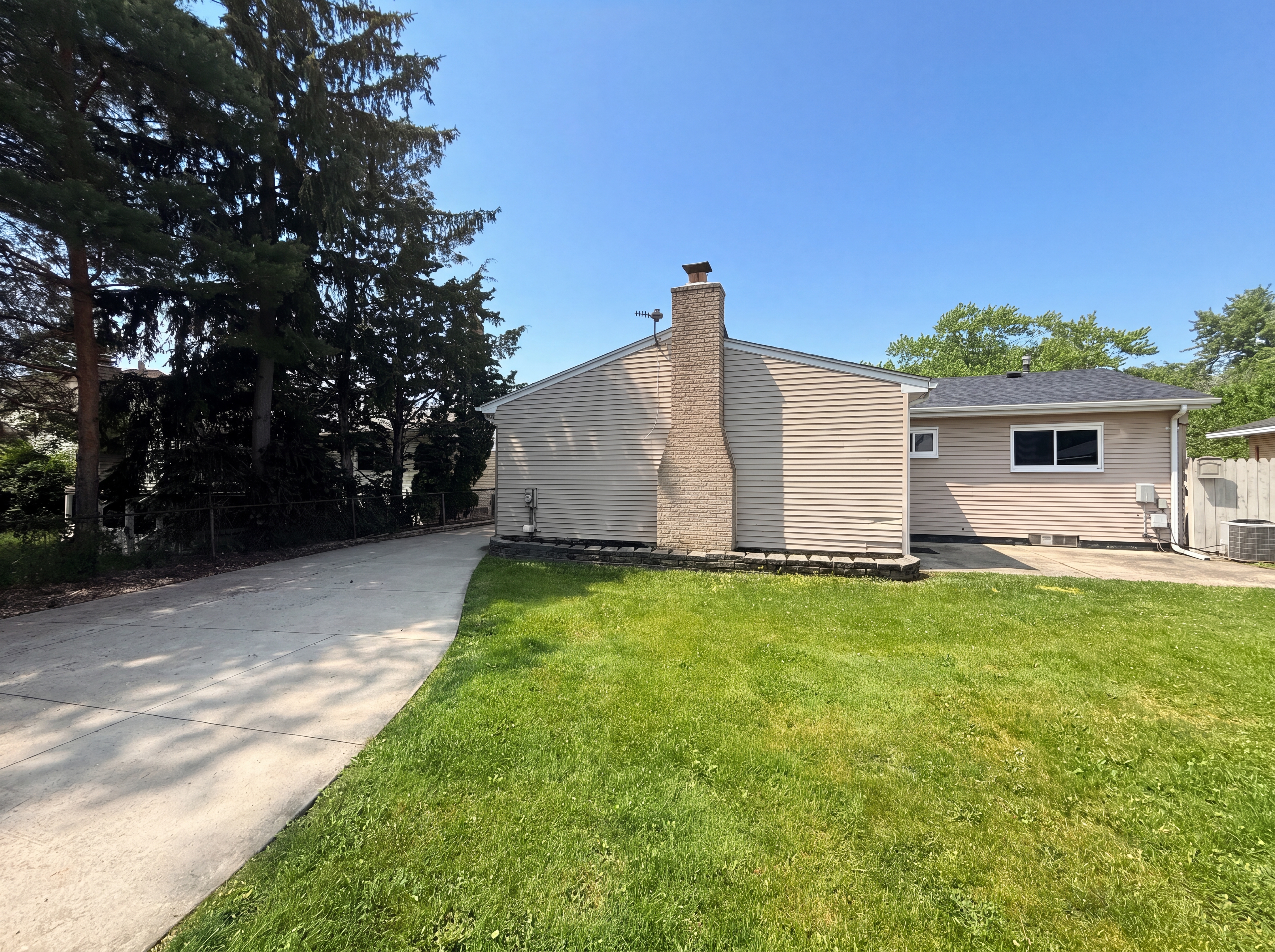 Photo 18 of 21 of 42195 Fairview Dr, Canton, MI