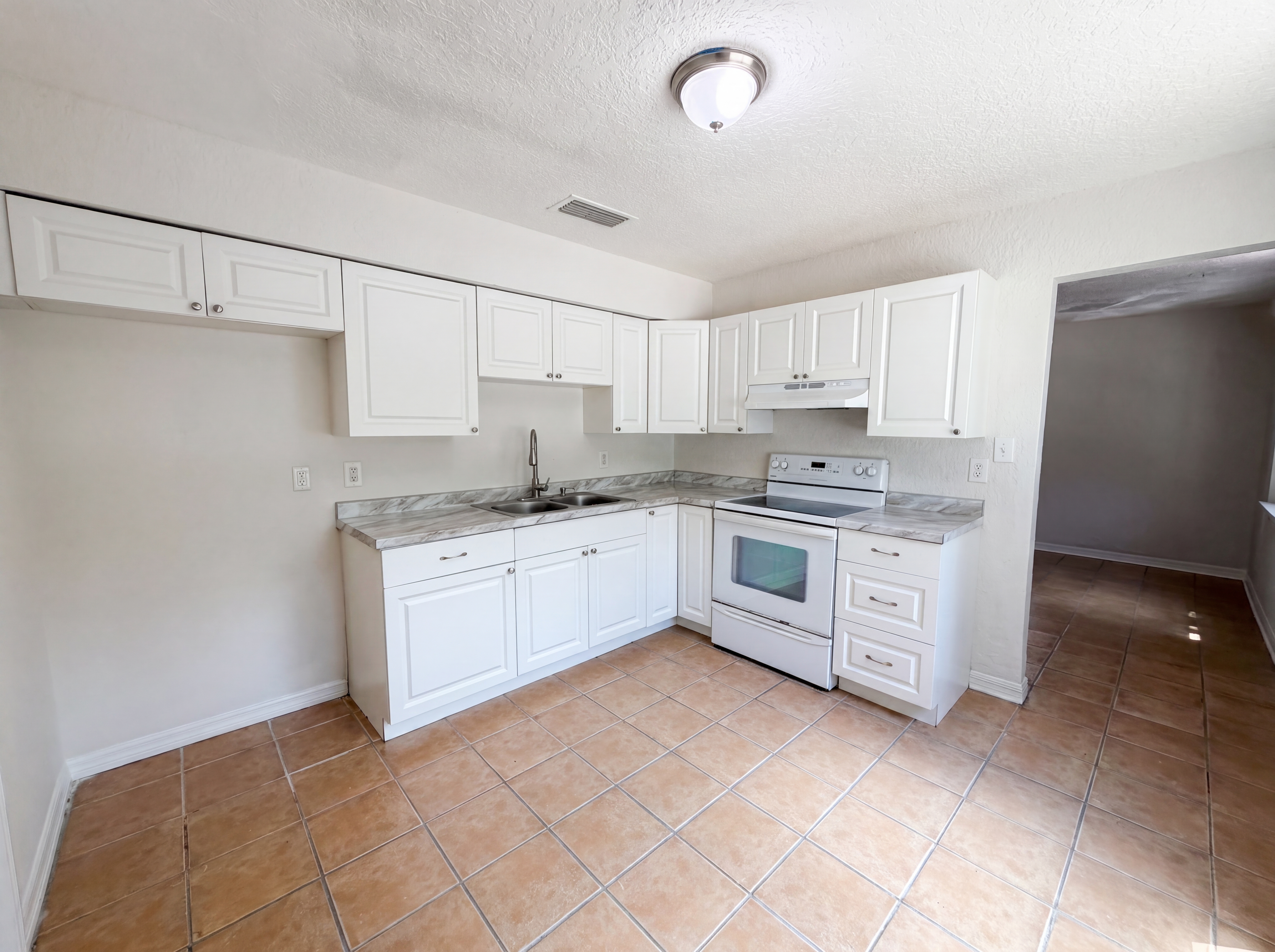 Photo 2 of 17 of 4010 E Paris St, Tampa, FL