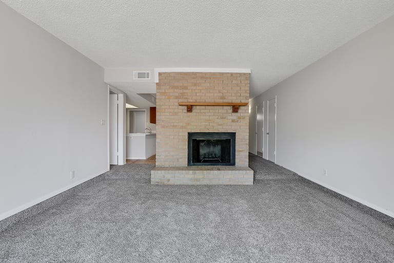Photo 3 of 24 - 2323 Newbury Dr, Arlington, TX 76014