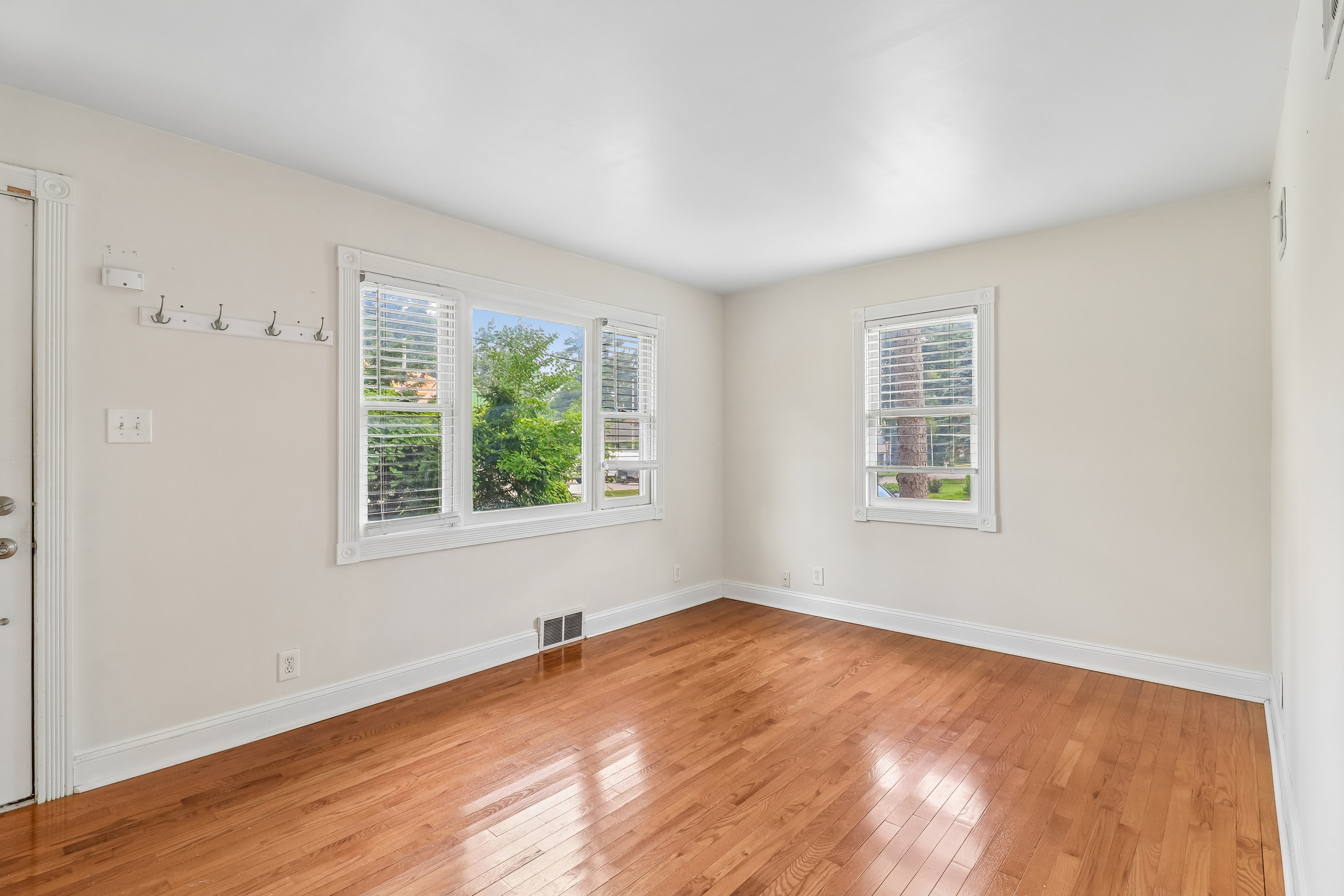 Photo 13 of 35 of 4811 Roslyn Rd, Downers Grove, IL
