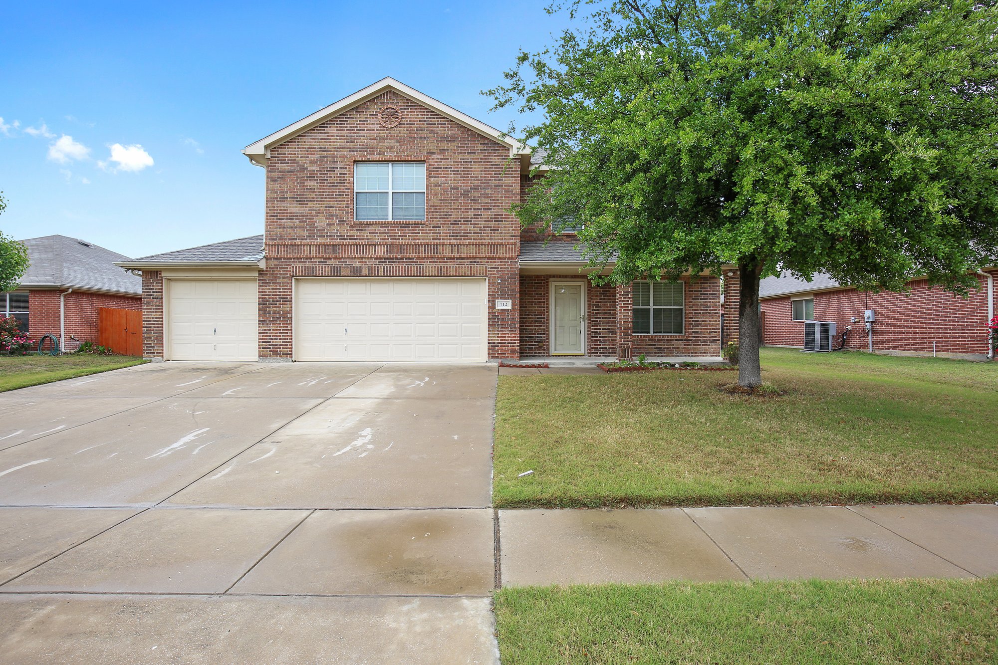 Photo 1 of 32 - 712 Partridge Dr, Fort Worth, TX 76131