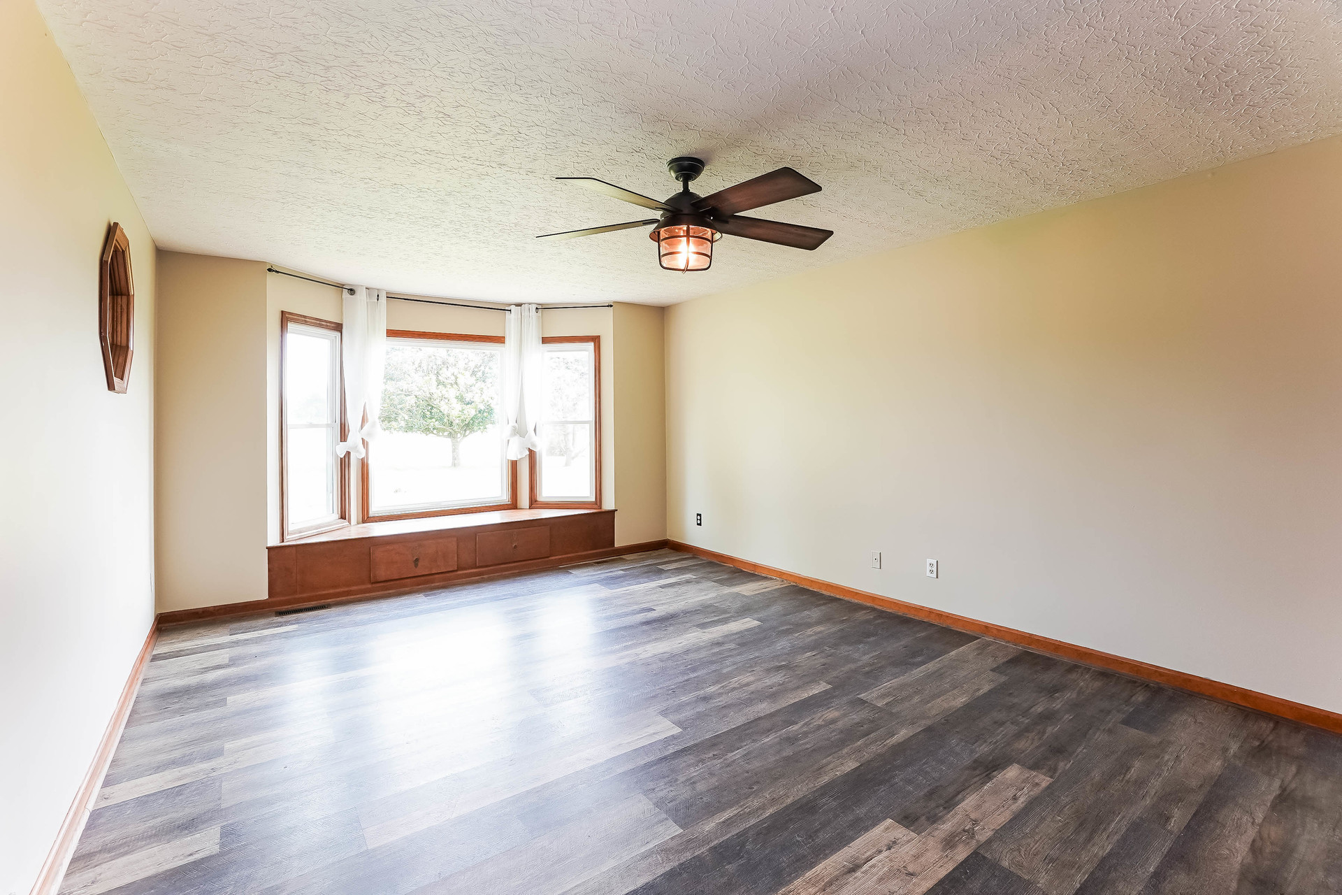 Photo 5 of 20 of 5990 Clarksville Rd, Russellville, KY