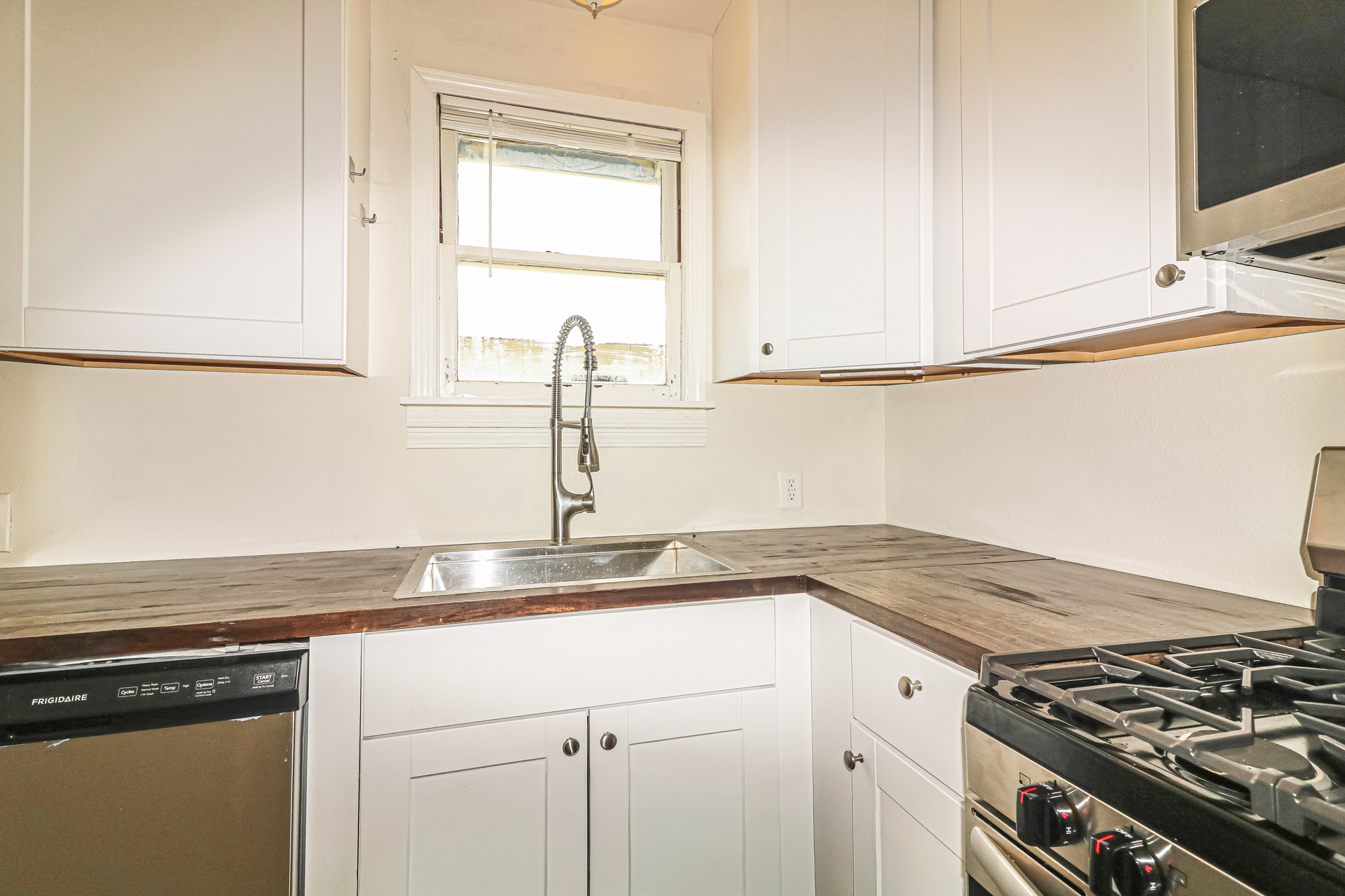 Photo 8 of 21 of 716 8th St, Portland, TX