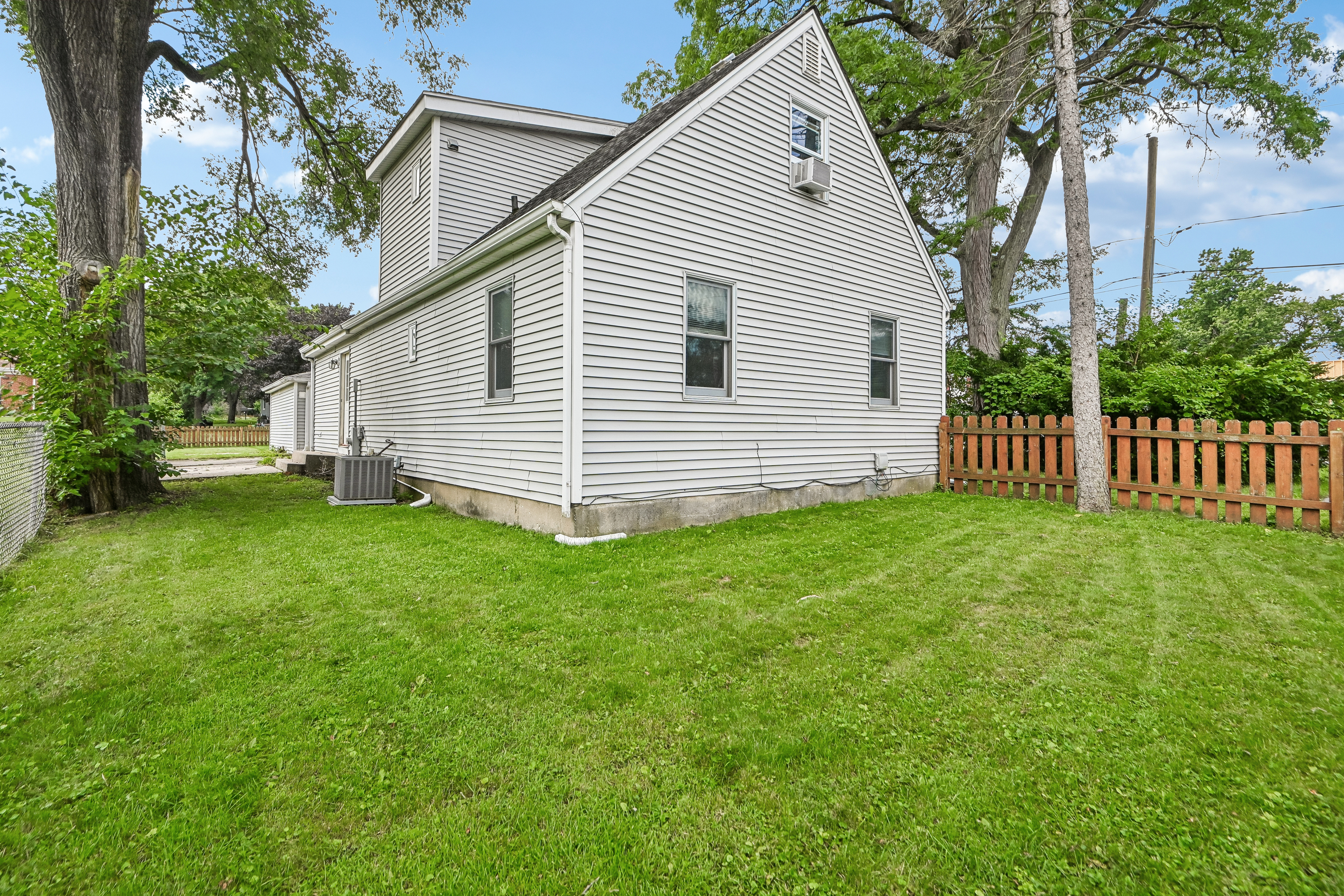 Photo 69 of 72 of 4811 Roslyn Rd, Downers Grove, IL