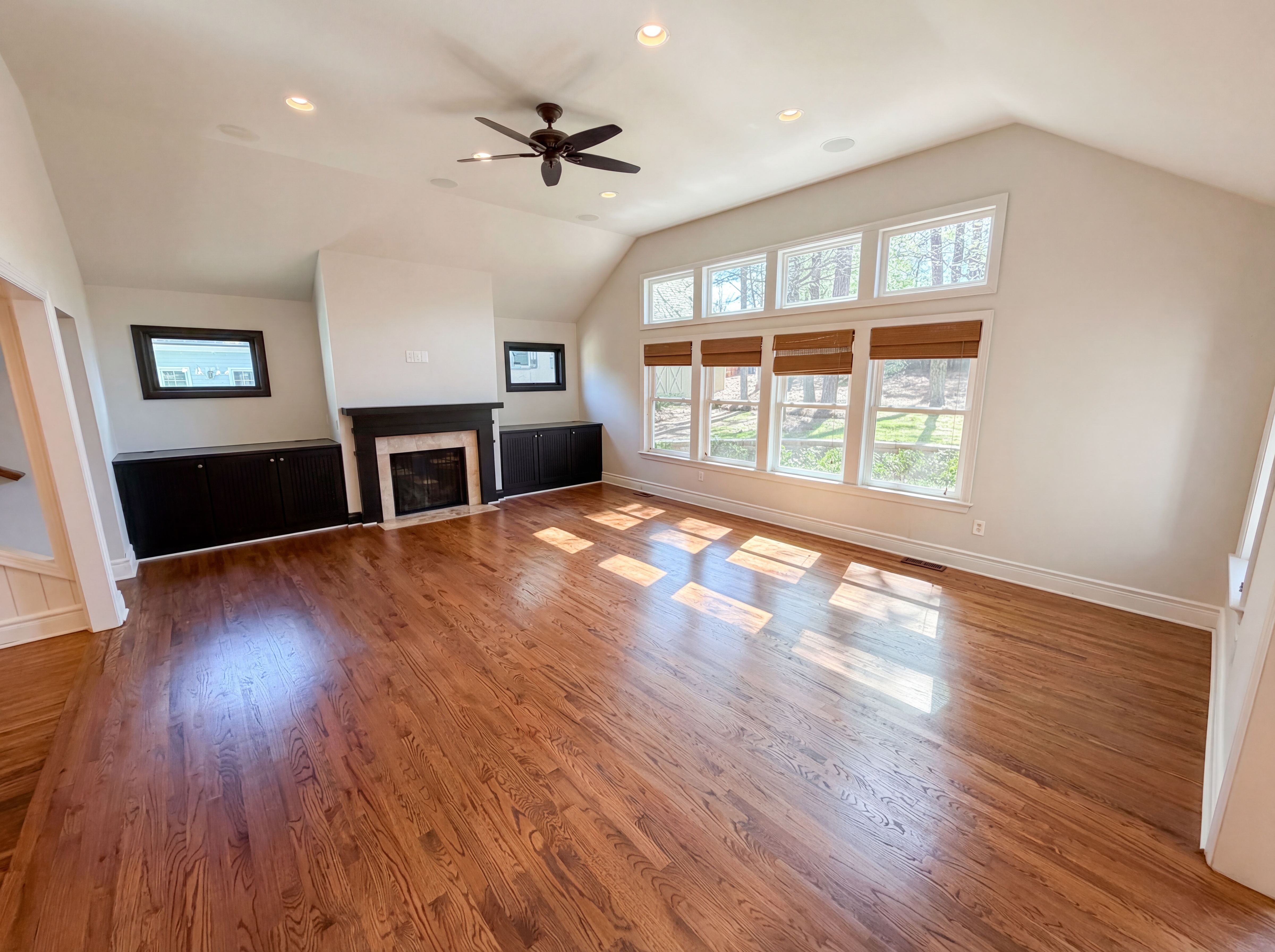 Photo 3 of 32 of 4467 Woodlark Ln, Charlotte, NC