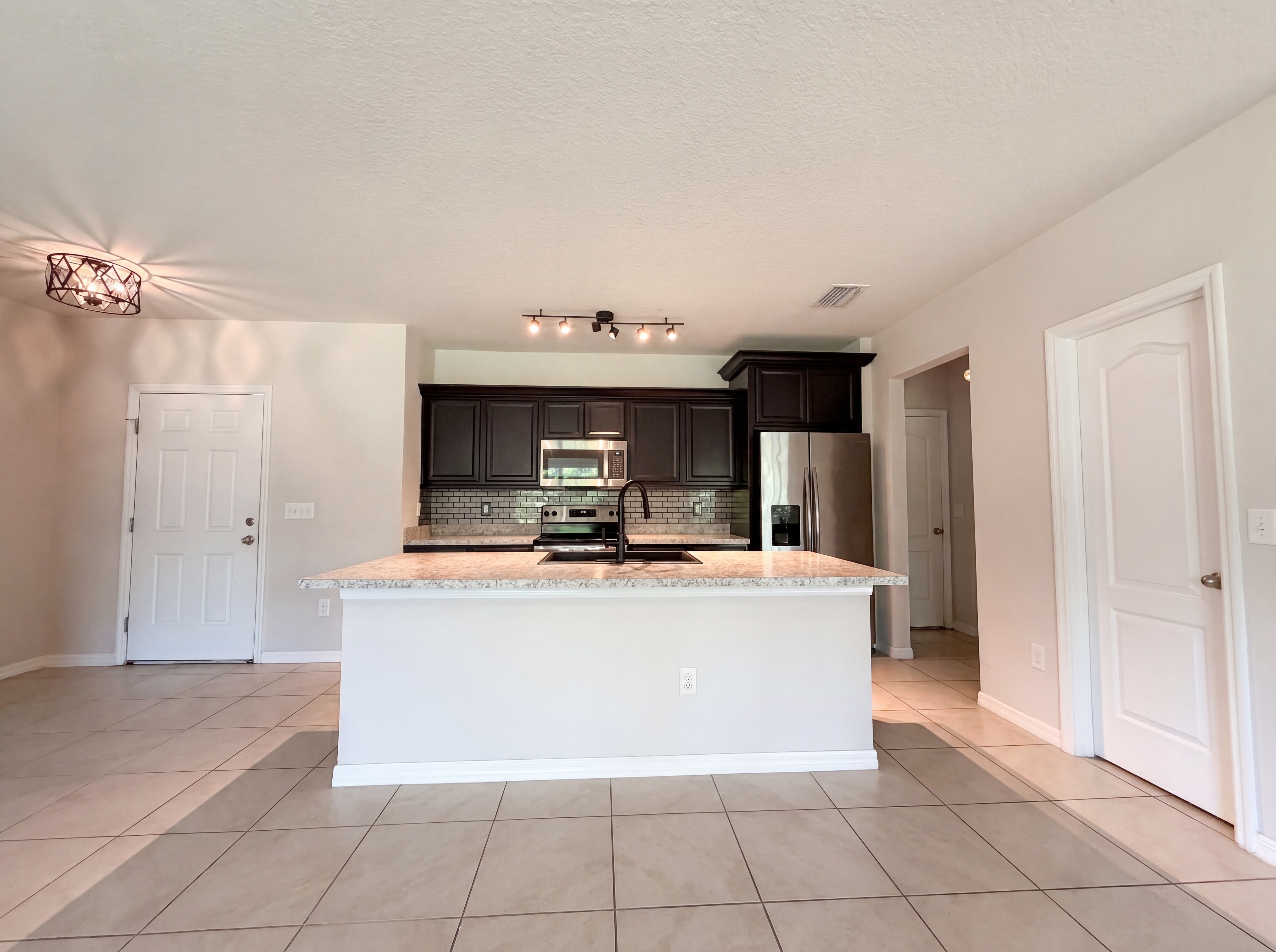 Photo 7 of 32 of 14405 Scottburgh Glen Dr, Wimauma, FL