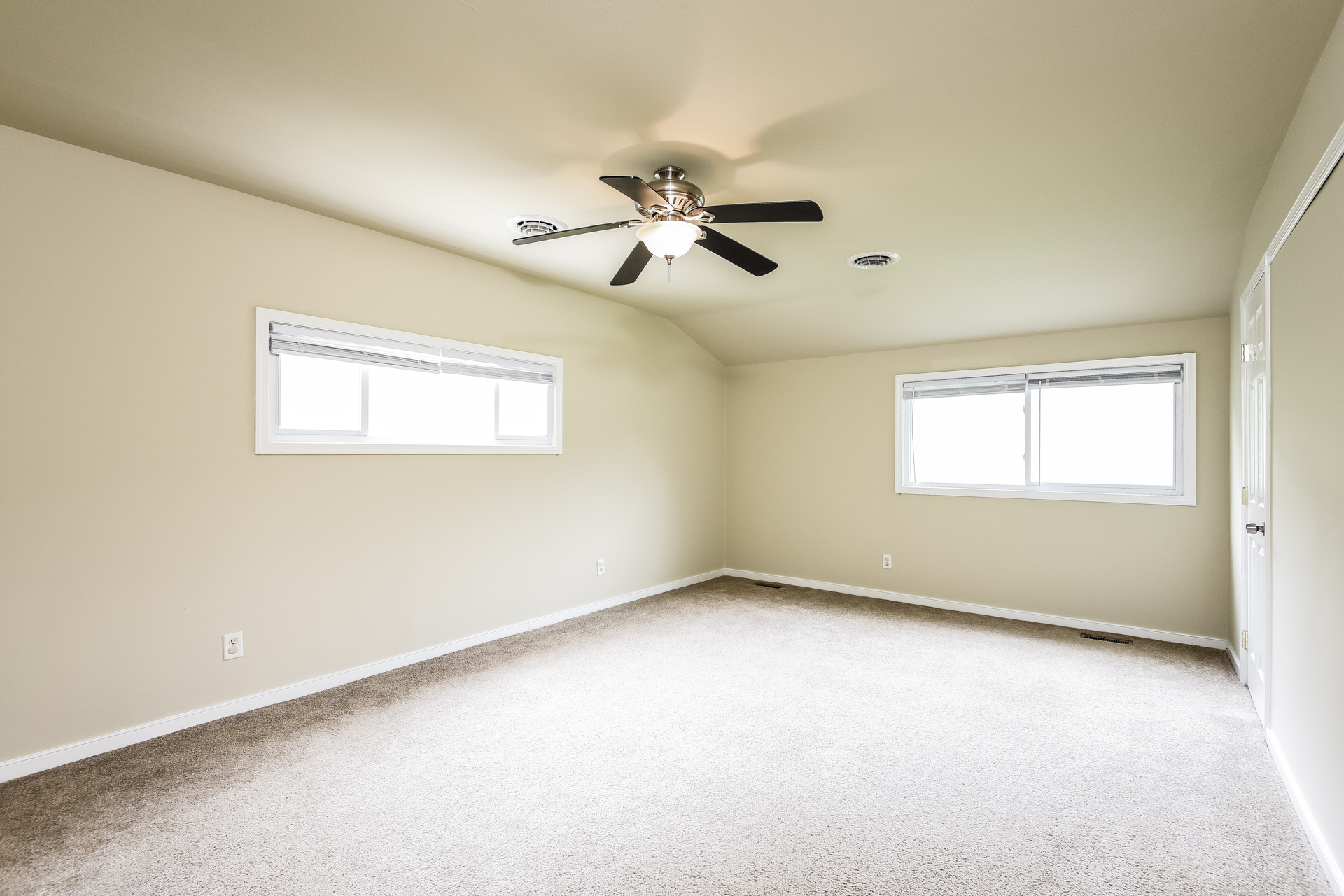 Photo 10 of 22 of 9304 Farmington Dr, Henrico, VA