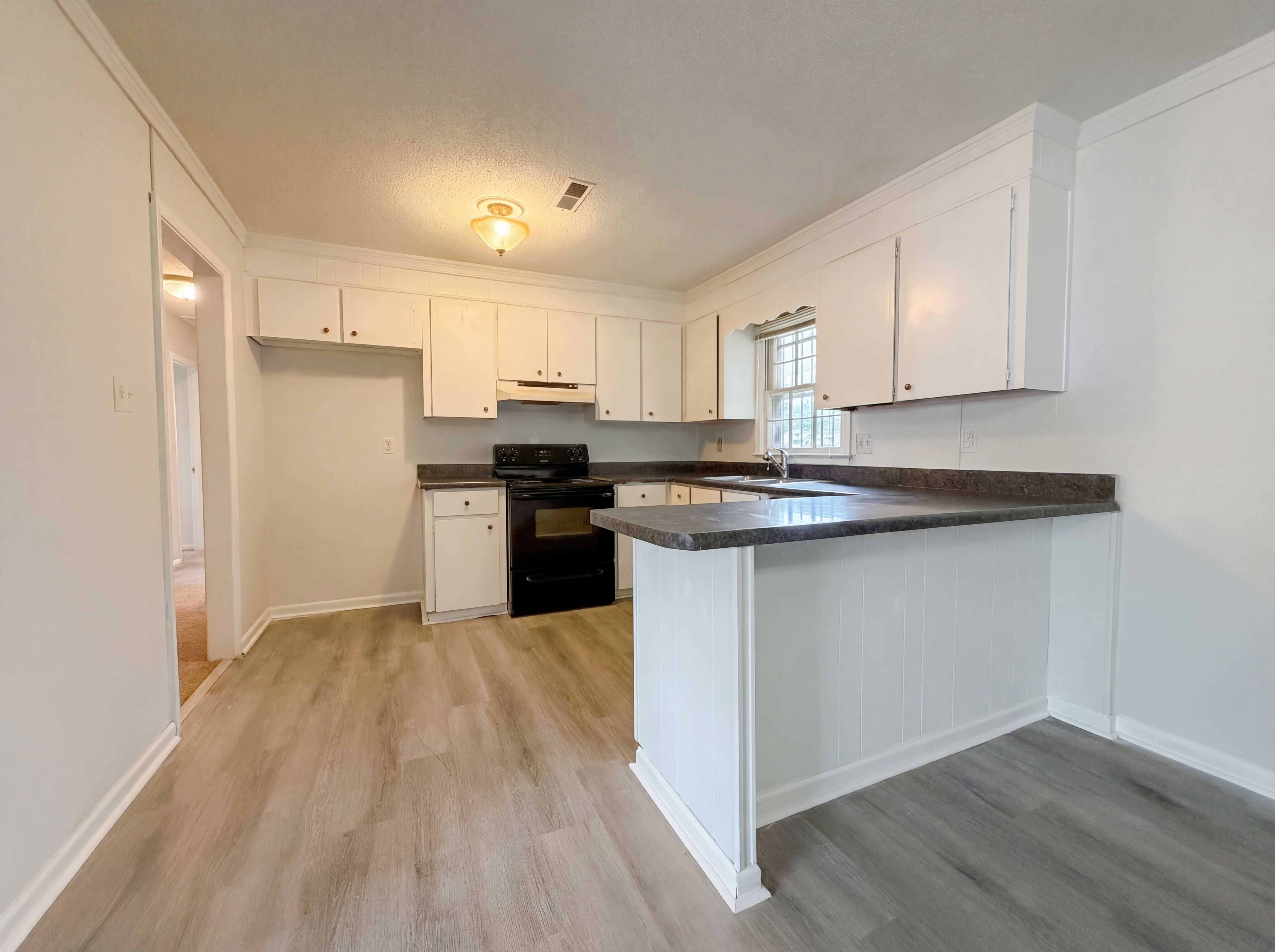 Photo 9 of 28 of 214 Cornell Dr, Warner Robins, GA