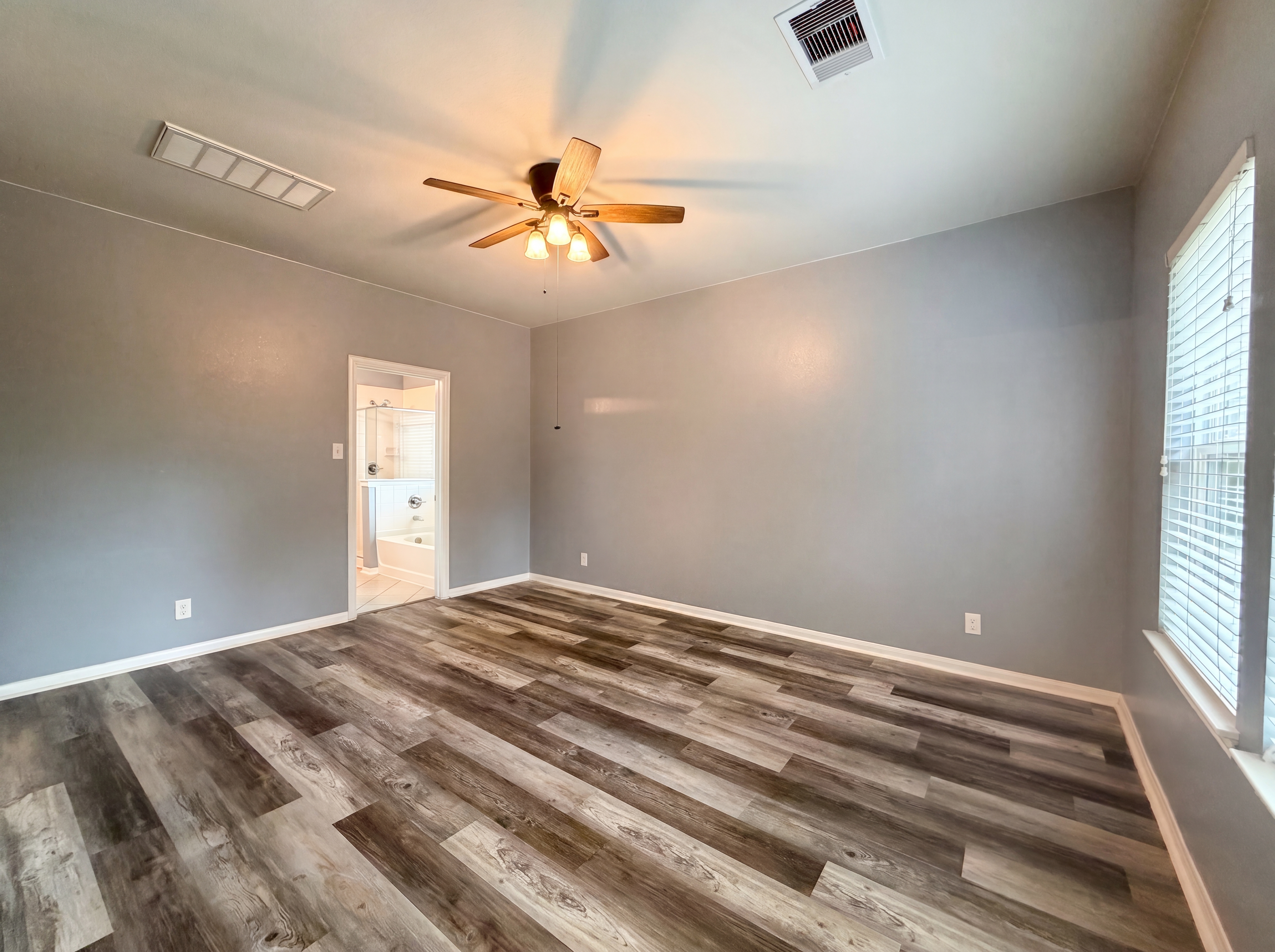 Photo 9 of 22 of 18664 Legend Oaks Dr, Magnolia, TX