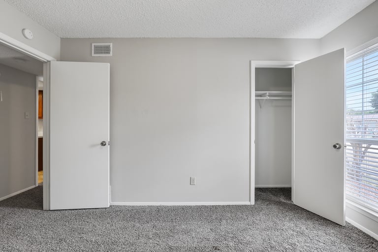 Photo 9 of 24 - 2323 Newbury Dr, Arlington, TX 76014
