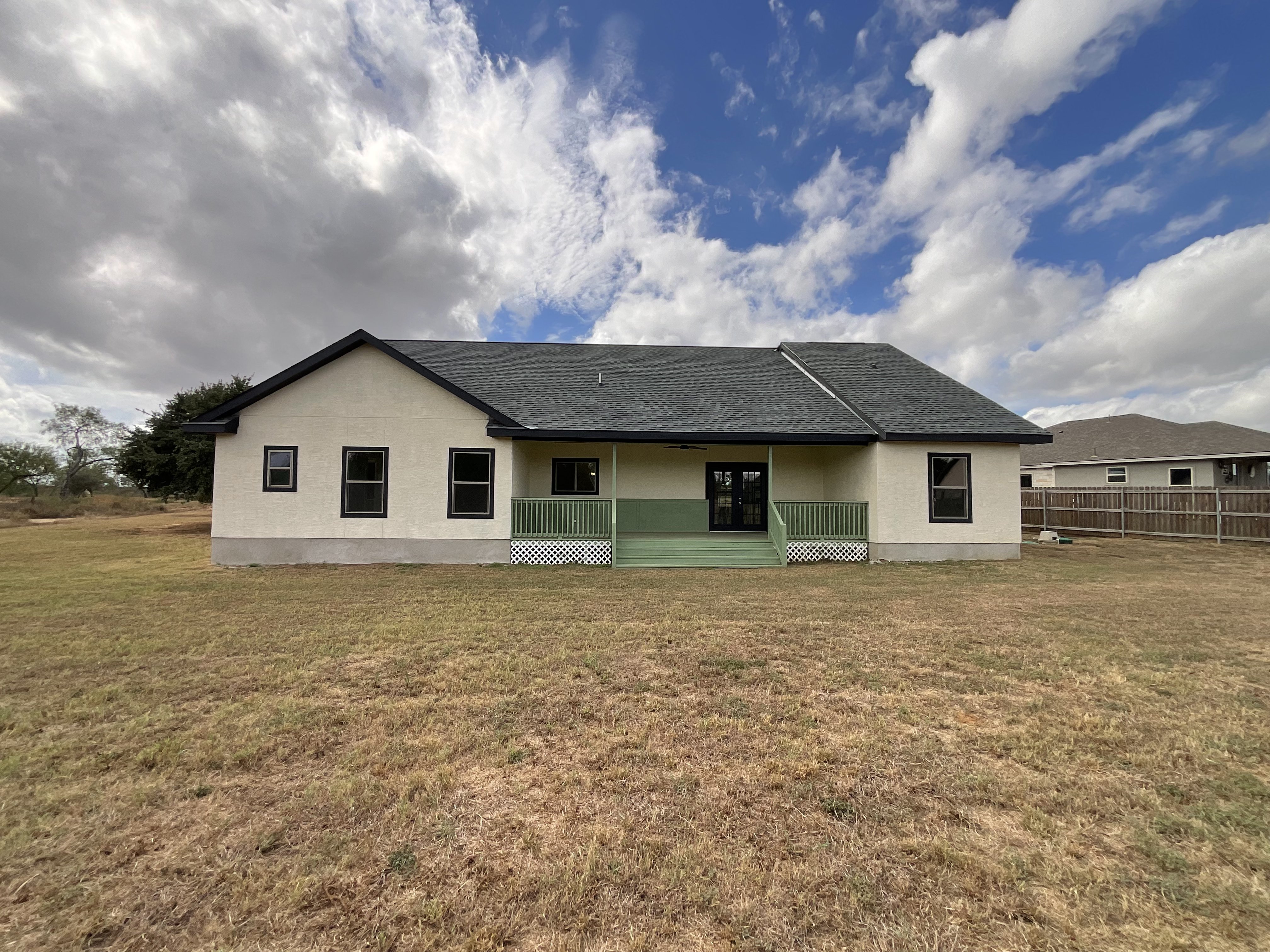 Photo 5 of 25 of 185 E Medium Meadow Dr, Lytle, TX