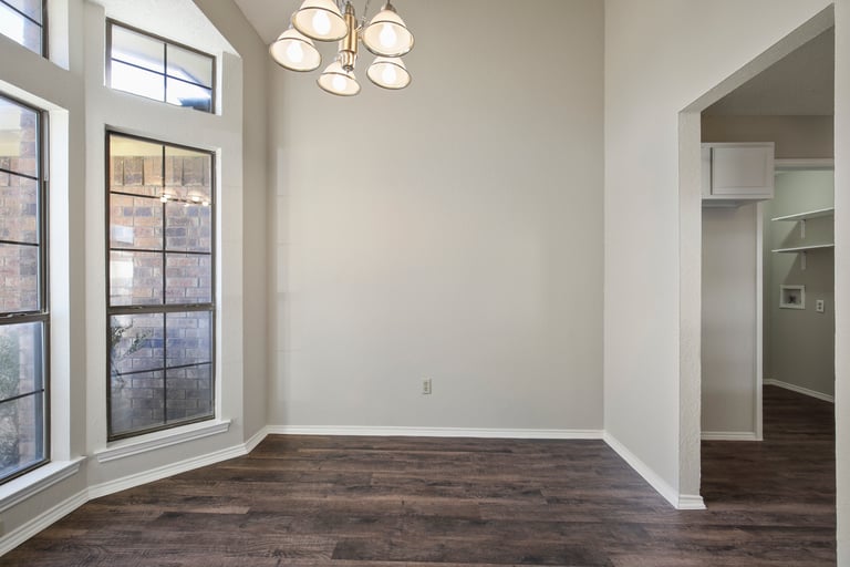 Photo 4 of 29 - 6800 Running Creek Dr, Arlington, TX 76001