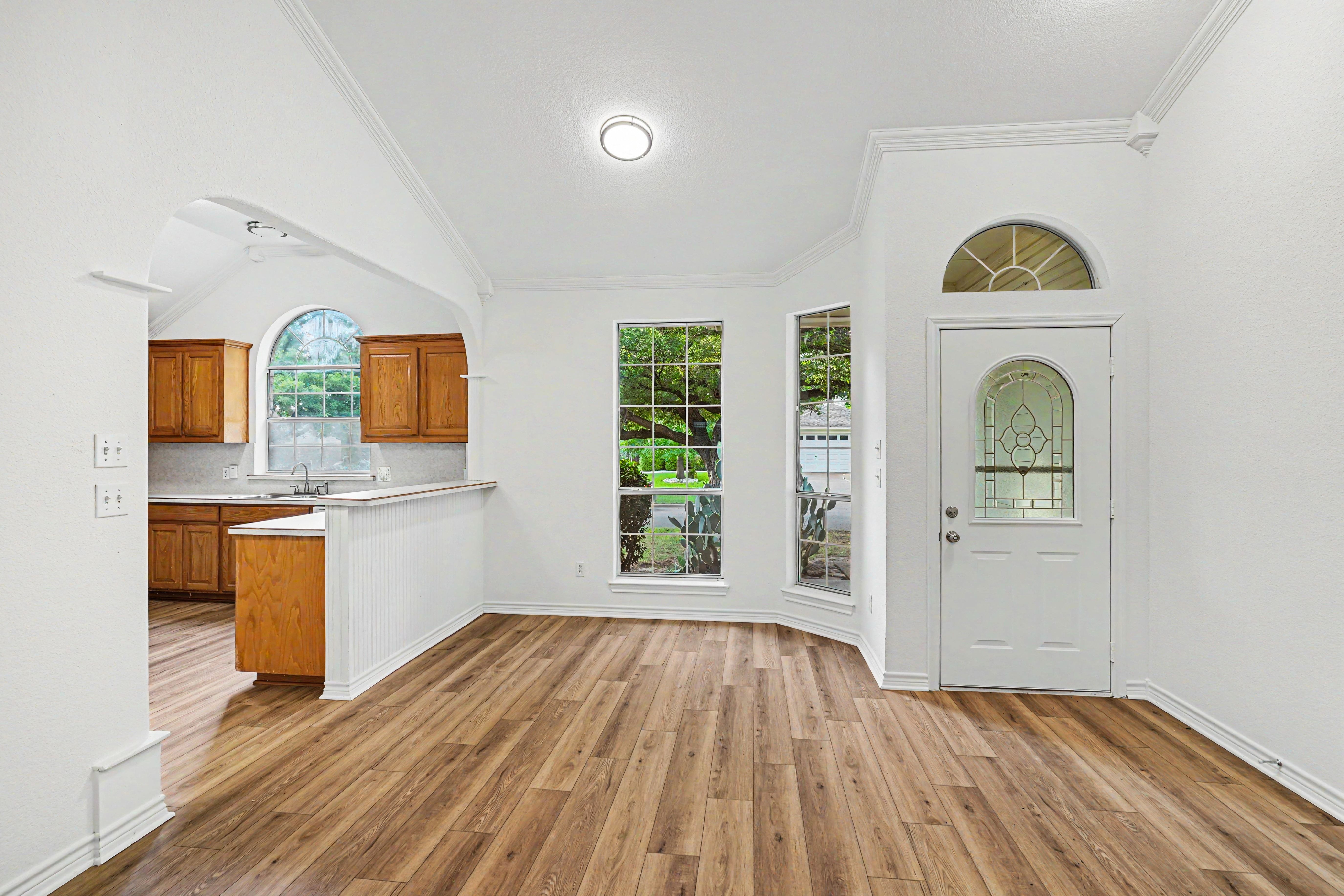 Photo 7 of 17 of 1504 Clover Ln, Granbury, TX