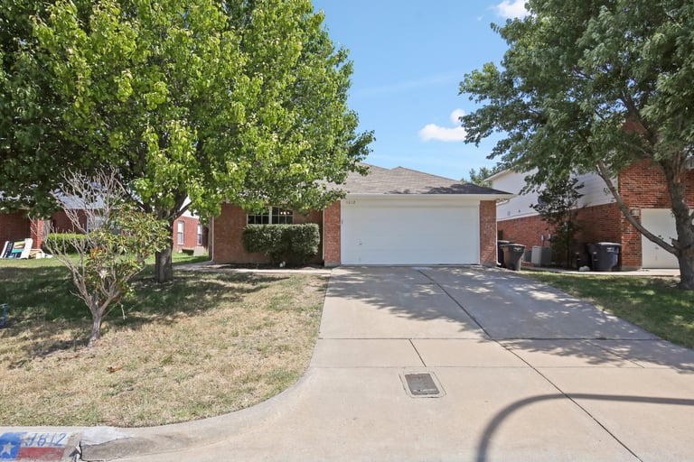 Photo 3 of 26 - 9812 Parkmere Dr, Fort Worth, TX 76108