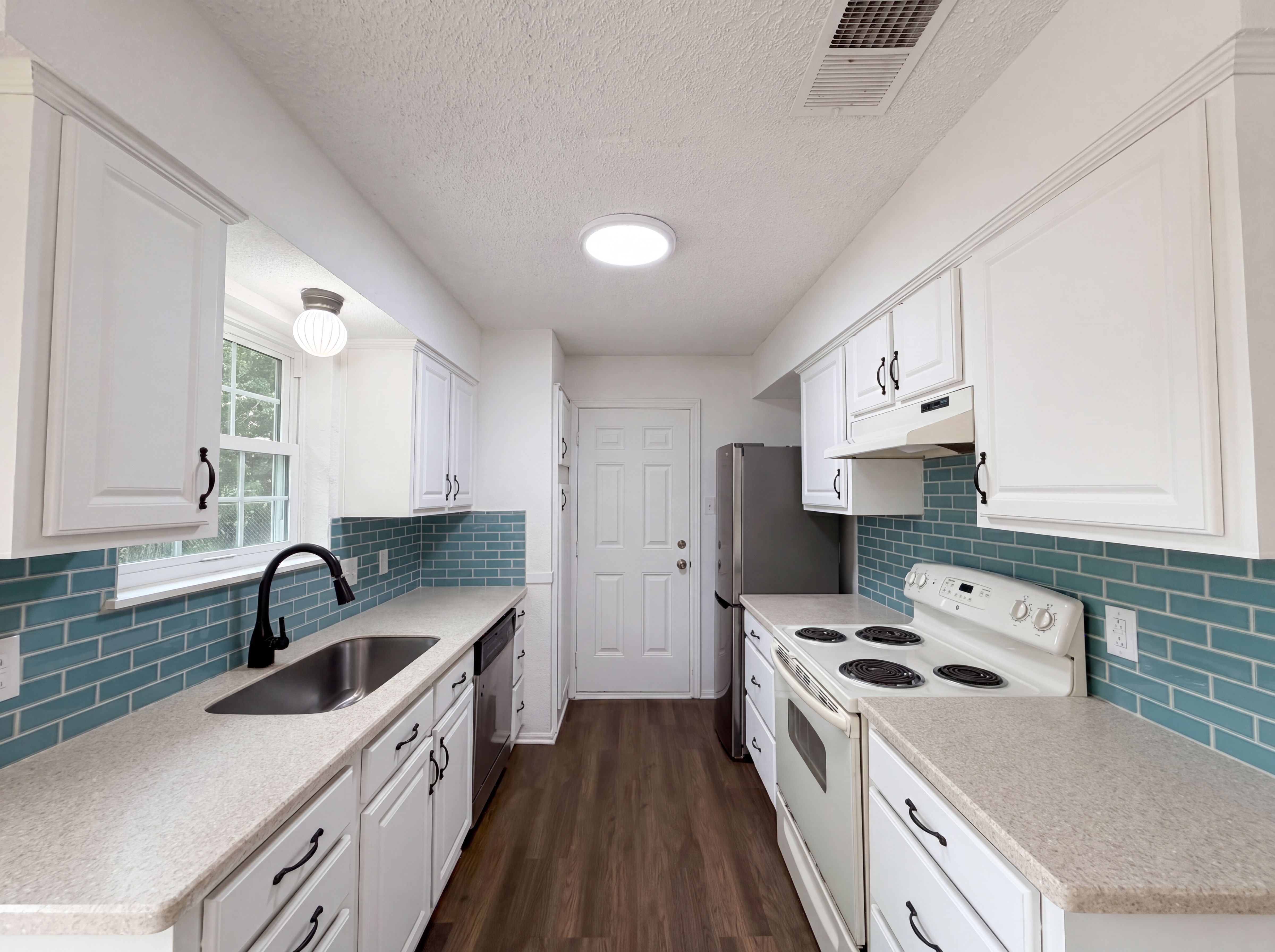 Photo 2 of 19 of 512 Lake Crest Pkwy, Azle, TX