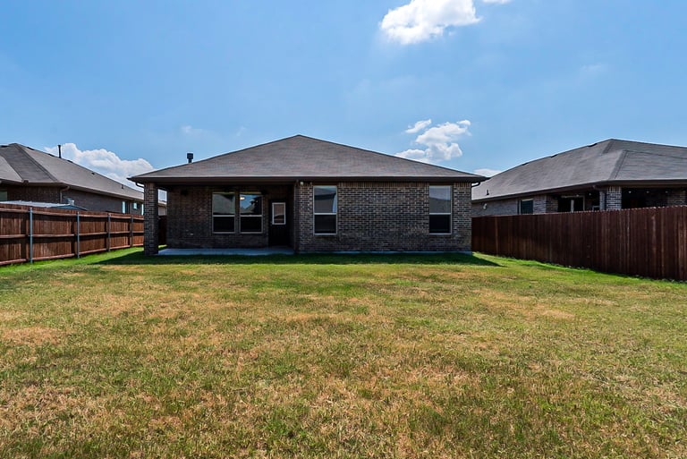 Photo 7 of 20 - 1225 Rebecca Ln, Fort Worth, TX 76131
