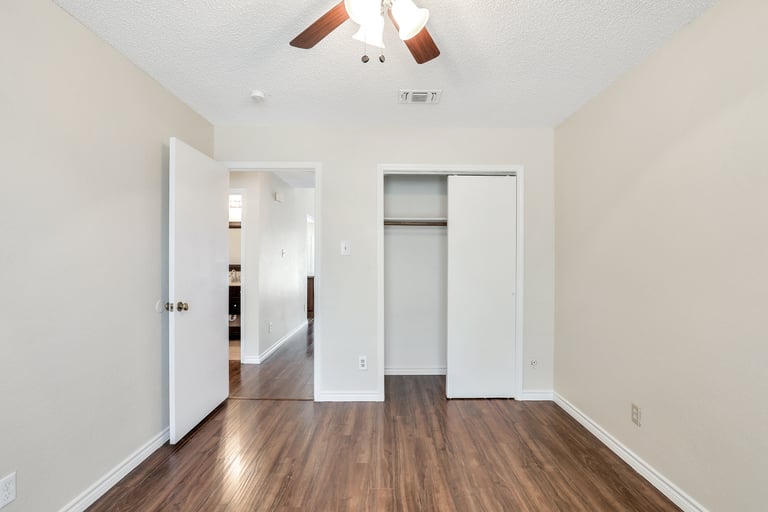 Photo 10 of 22 - 6312 Brookmont Ct, Arlington, TX 76018