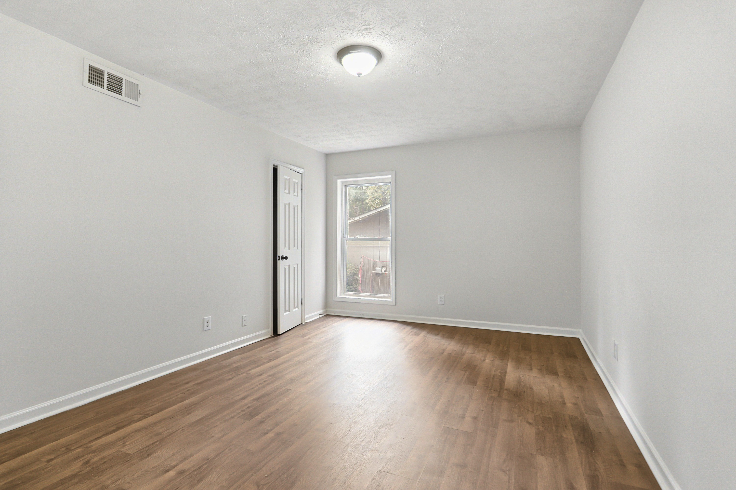 Photo 12 of 31 of 6379 Leverett Dr, Lithonia, GA