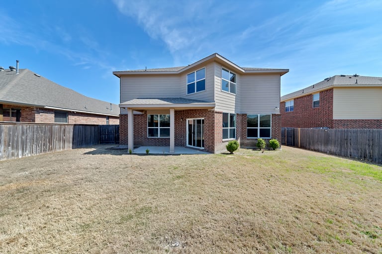 Photo 4 of 37 - 941 John Kennedy Dr, Saginaw, TX 76179