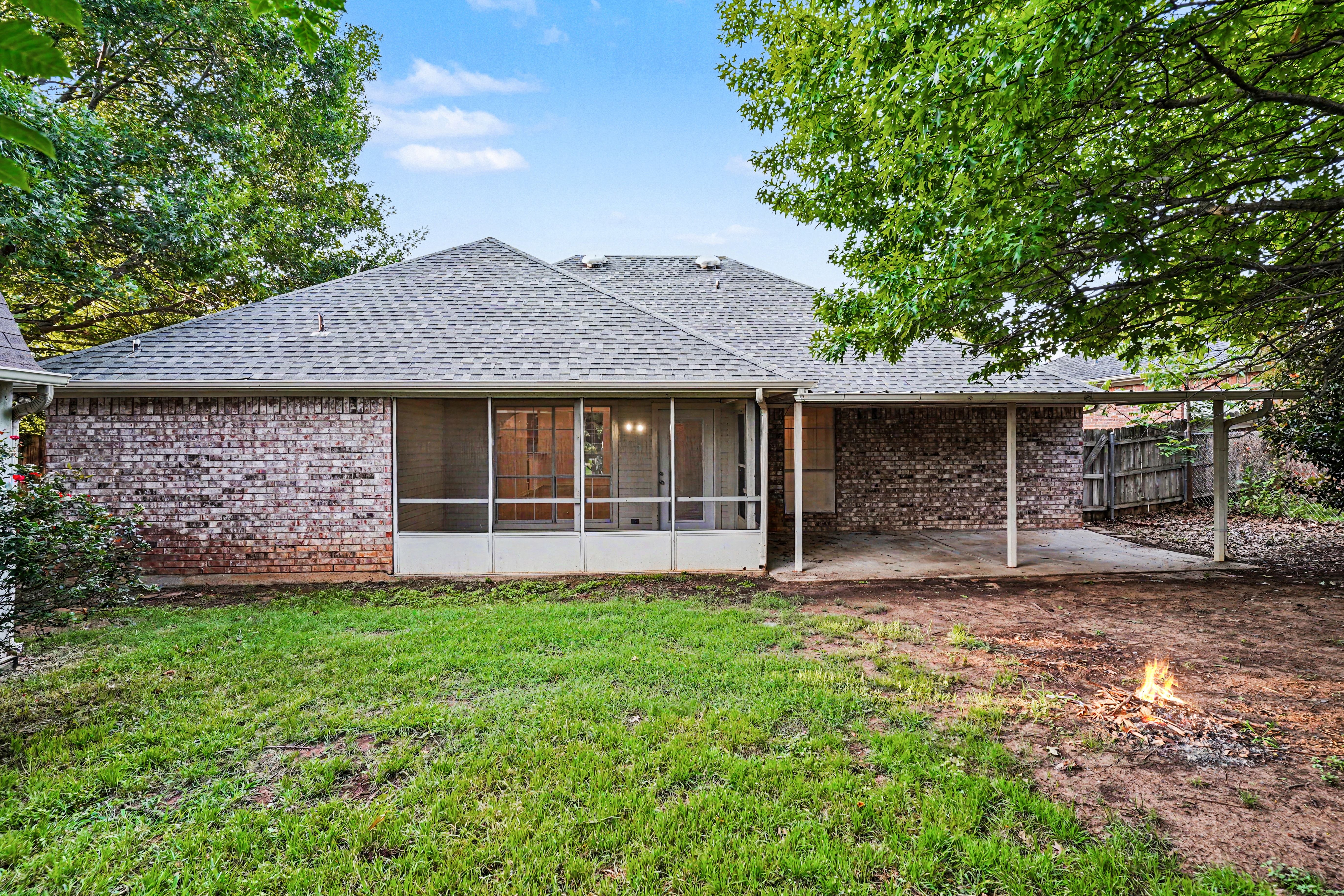 Photo 5 of 17 of 1504 Clover Ln, Granbury, TX