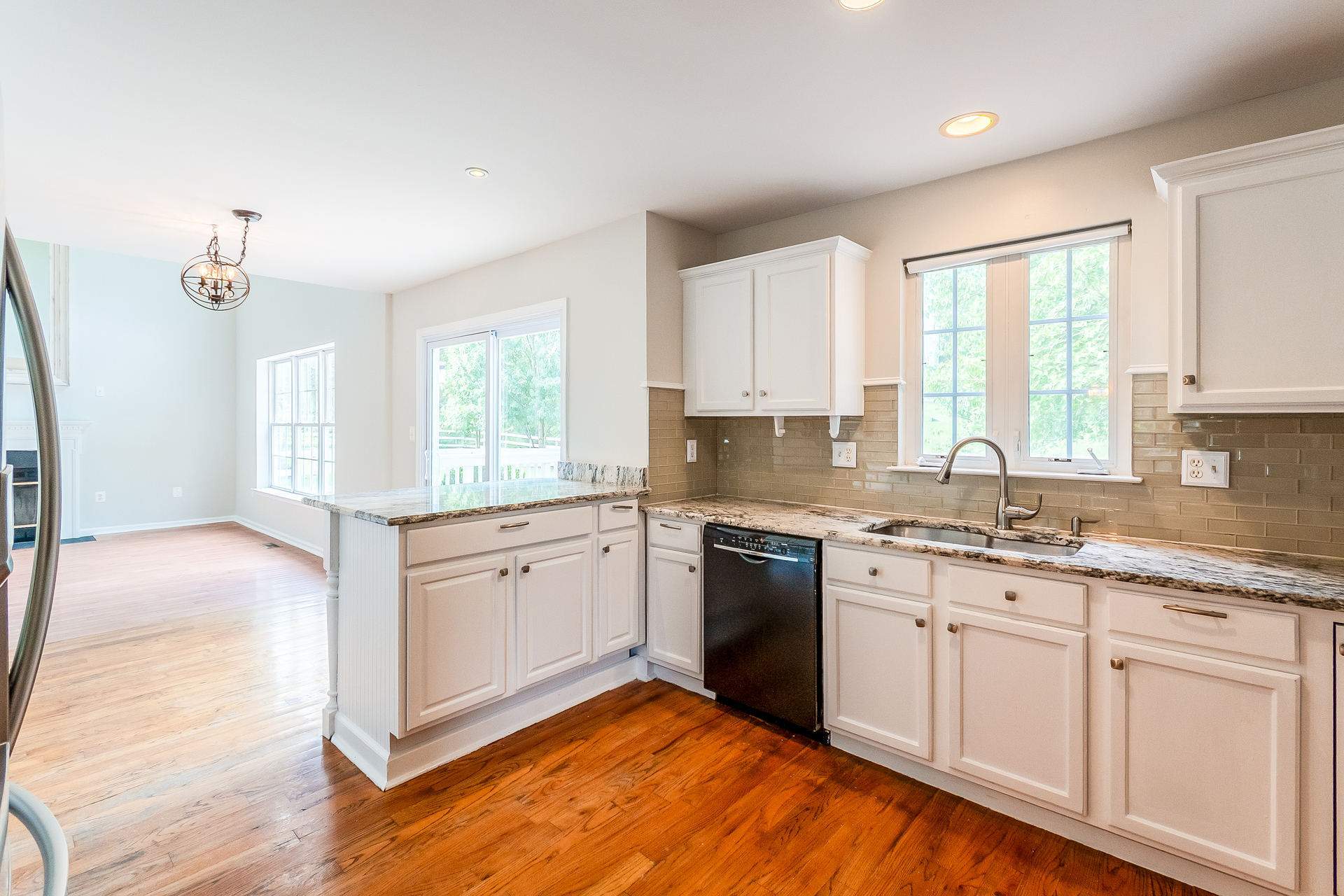 Photo 5 of 23 of 17292 Magic Mountain Dr, Round Hill, VA