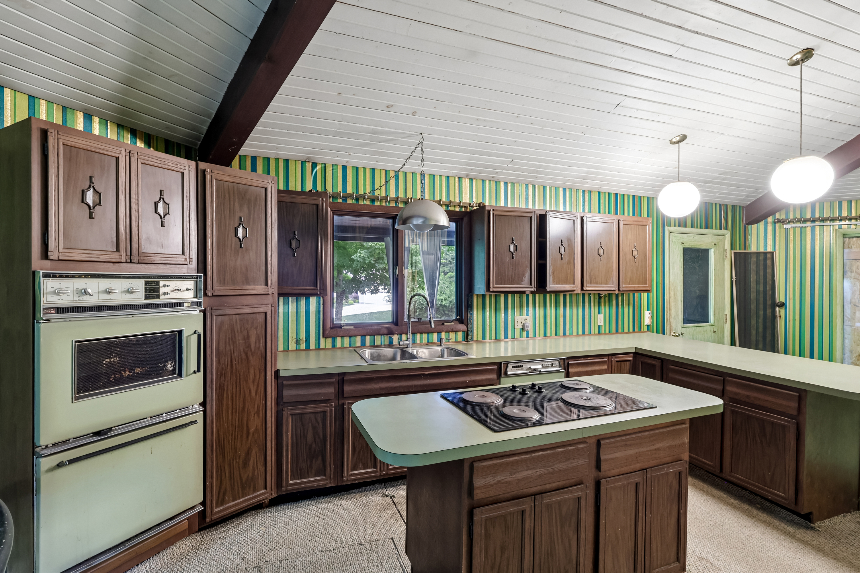 Photo 2 of 27 of 9550 Olde 8 Rd, Northfield, OH